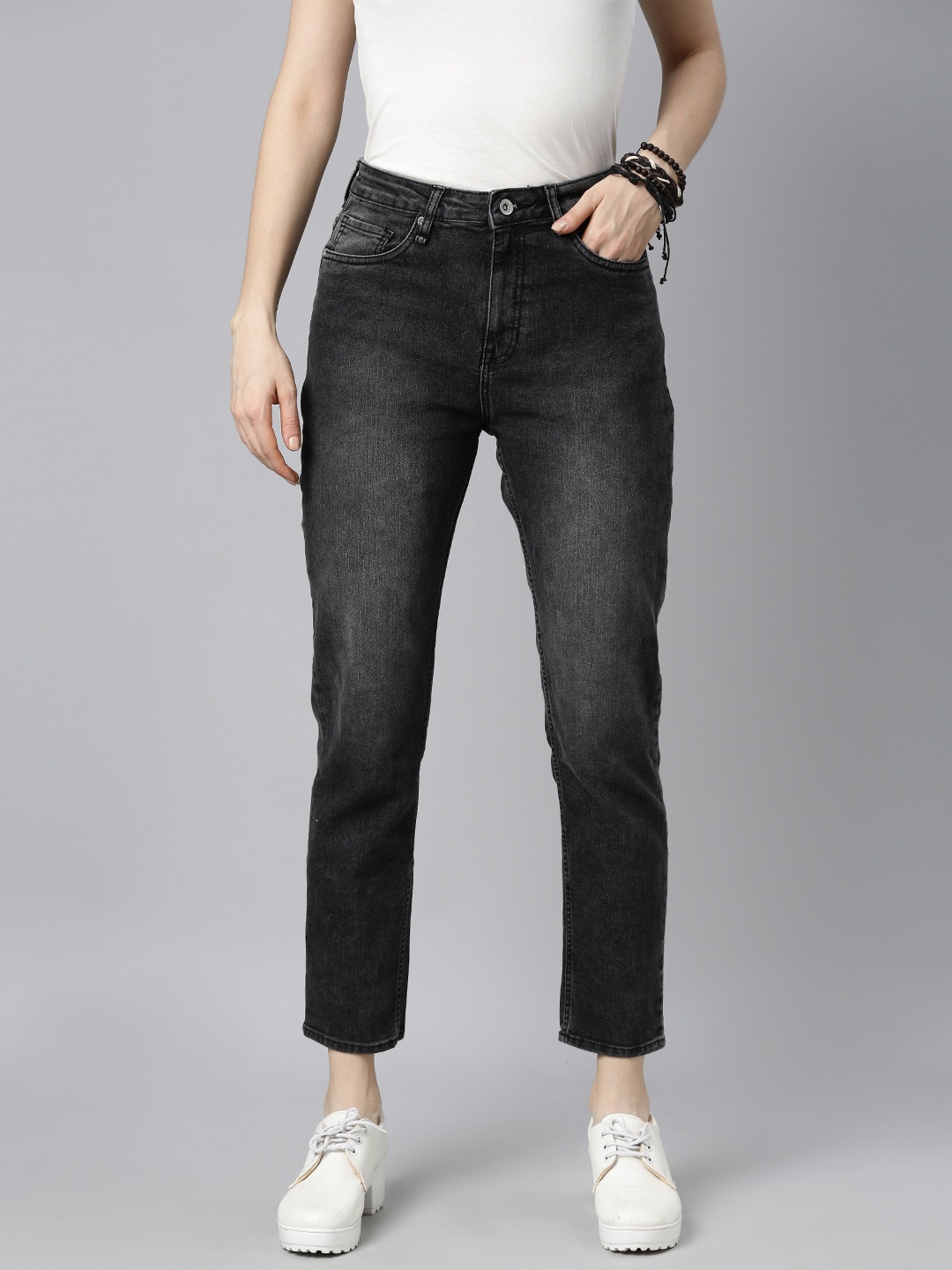 

The Roadster Lifestyle Co Women Black Slim Fit Mid-Rise Clean Look Stretchable Jeans