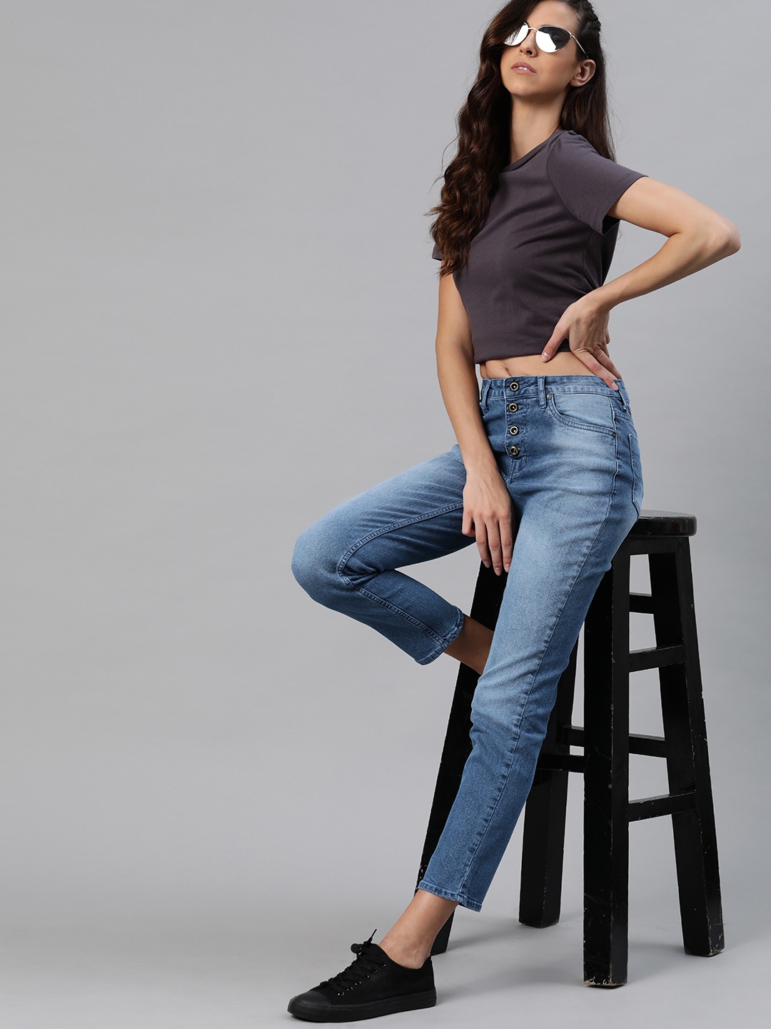 

The Roadster Lifestyle Co Women Navy Blue Solid Slim Fit High-Rise Light Fade Stretchable Cropped Jeans
