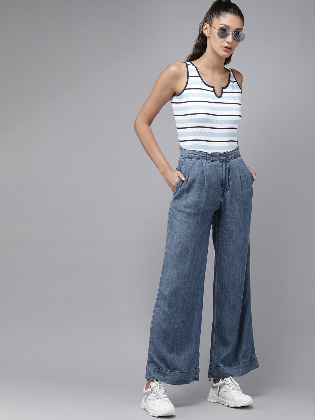 

The Roadster Lifestyle Co Women Blue Wide Leg Light Fade Cotton Jeans