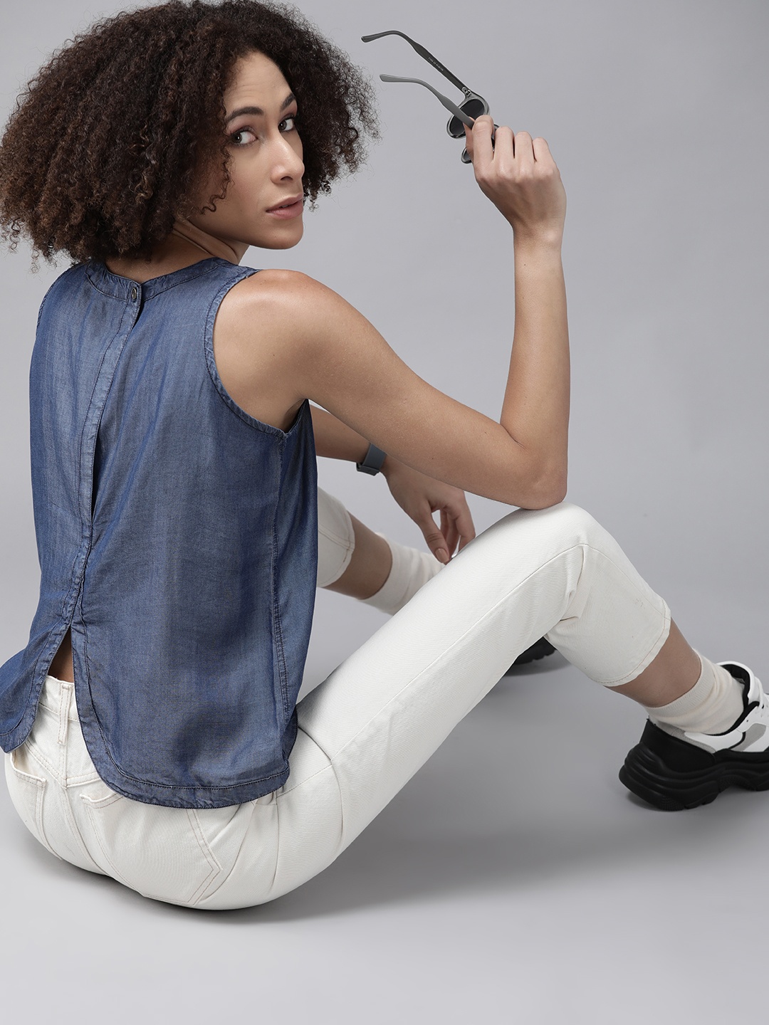 

The Roadster Lifestyle Co Blue Solid Chambray Styled Back Top