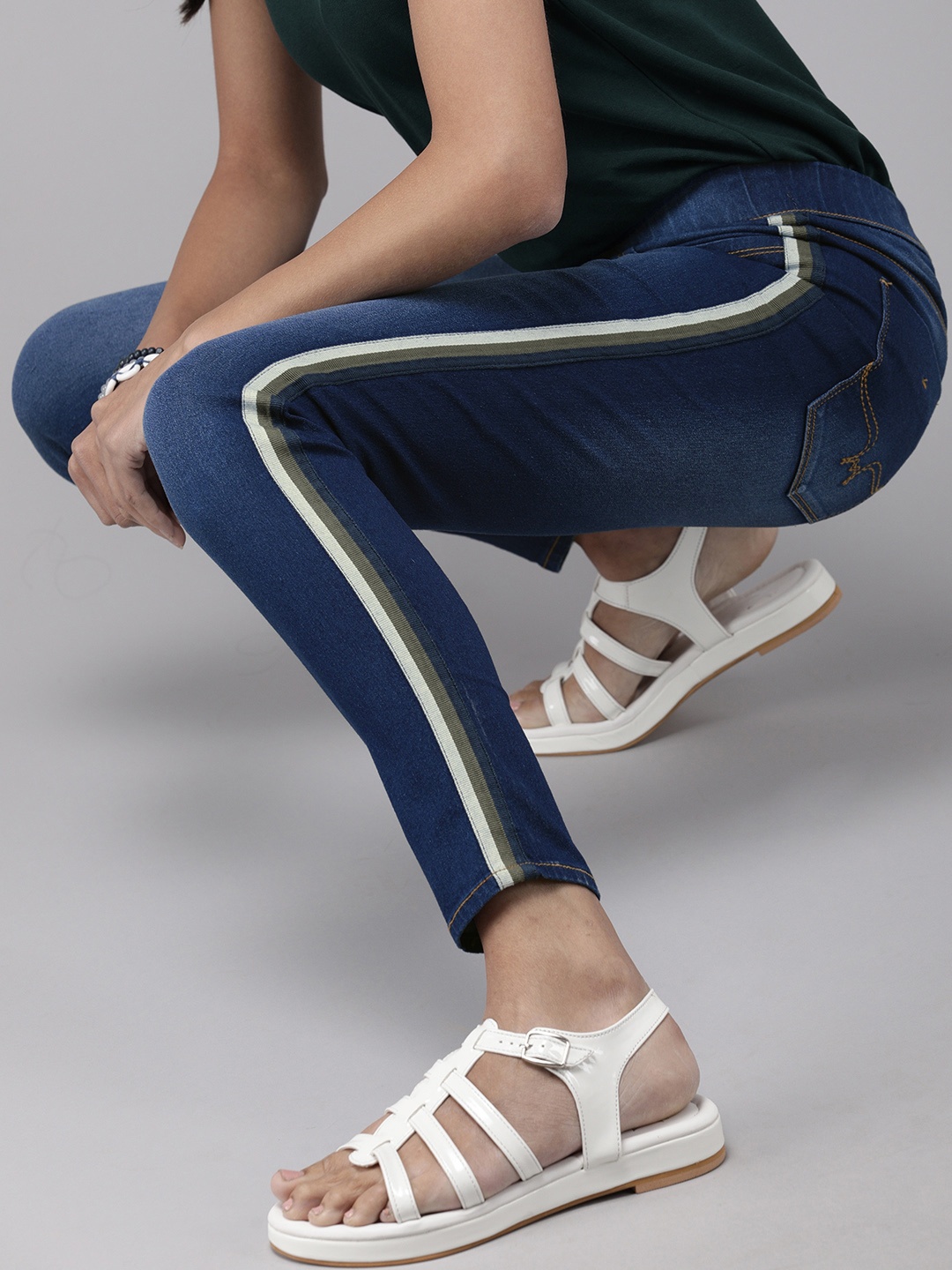 

The Roadster Lifestyle Co Women Blue Regular Fit Mid-Rise Clean Look Stretchable Side Striped Jeggings