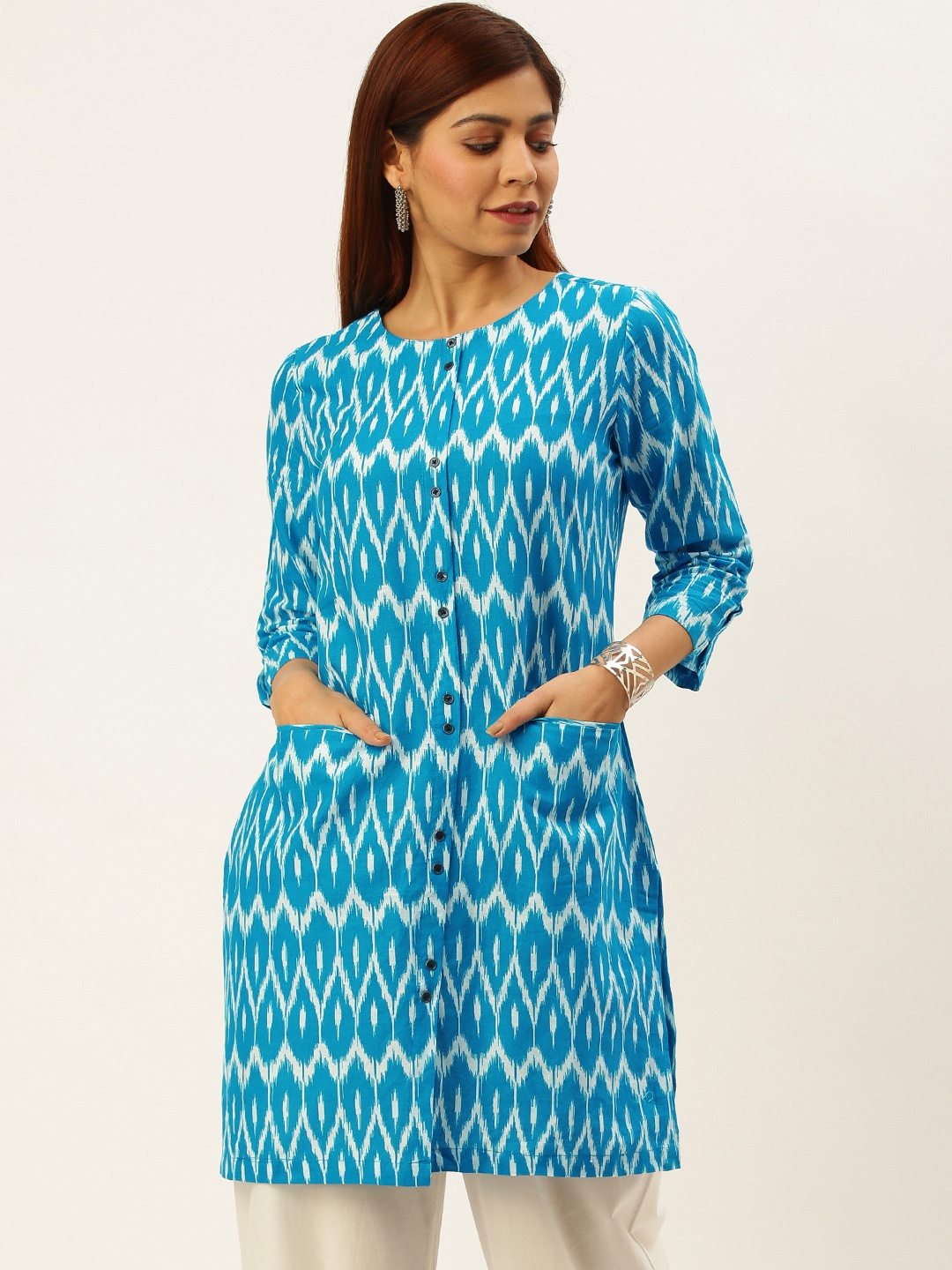 

FLAVIDO Women's Blue and White Ikat Printed Kurti