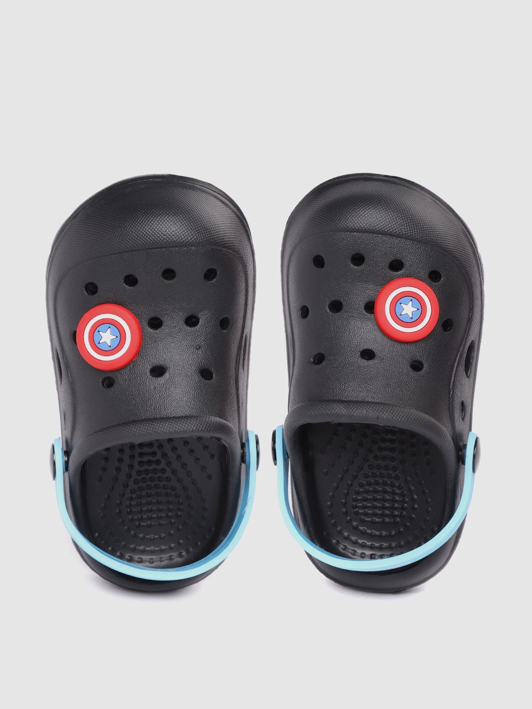 

toothless Boys Black Solid Clogs with Captain America Shield Applique Detail