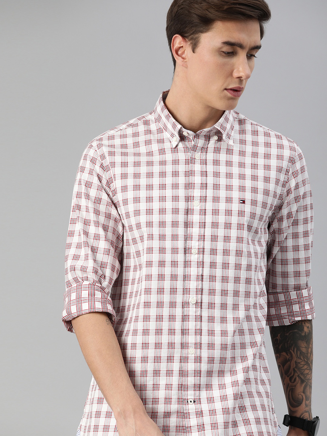 

Tommy Hilfiger Men White & Red Regular Fit Checked Pure Cotton Casual Shirt
