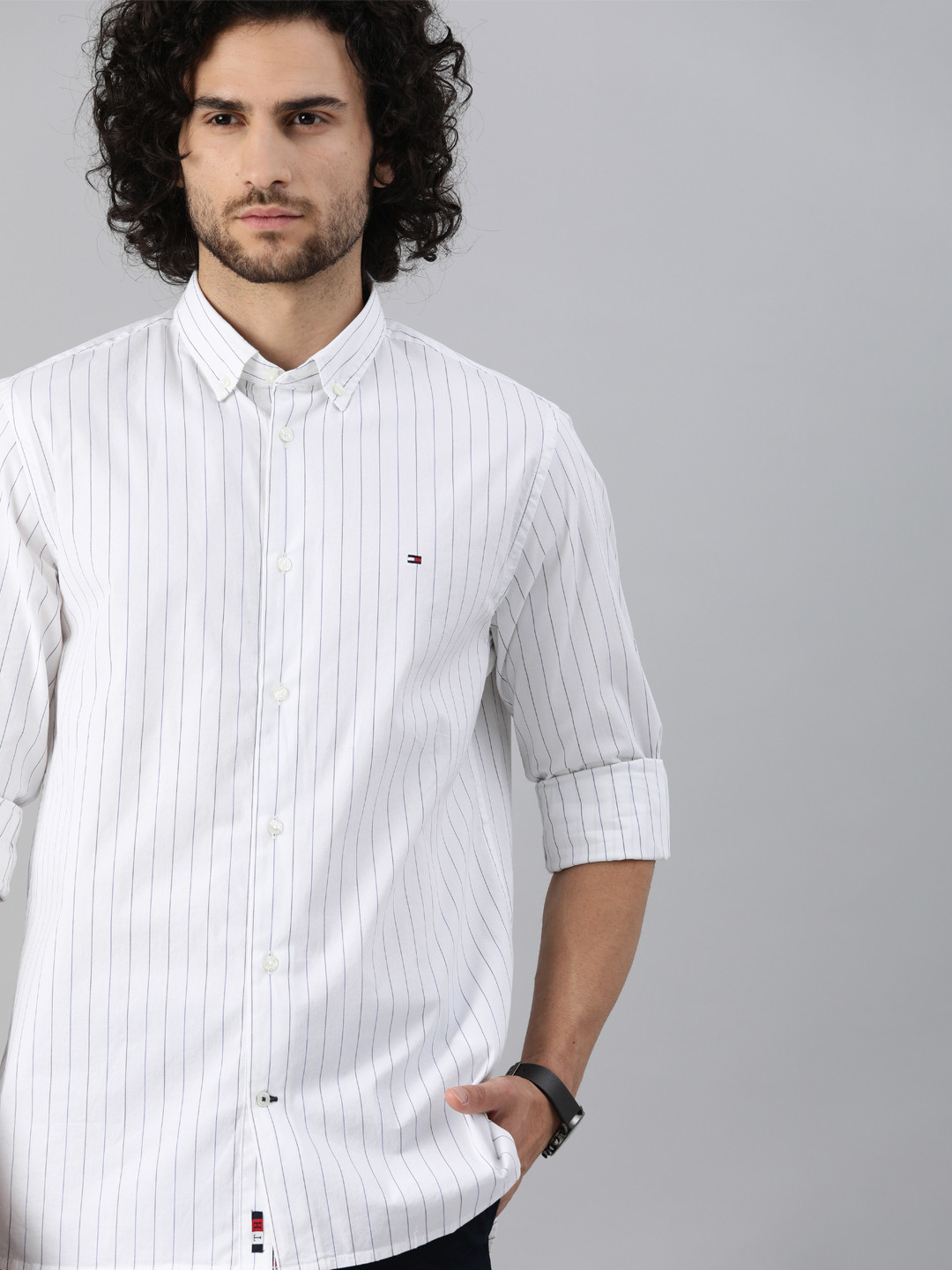 

Tommy Hilfiger Men White & Blue Regular Fit Striped Casual Shirt