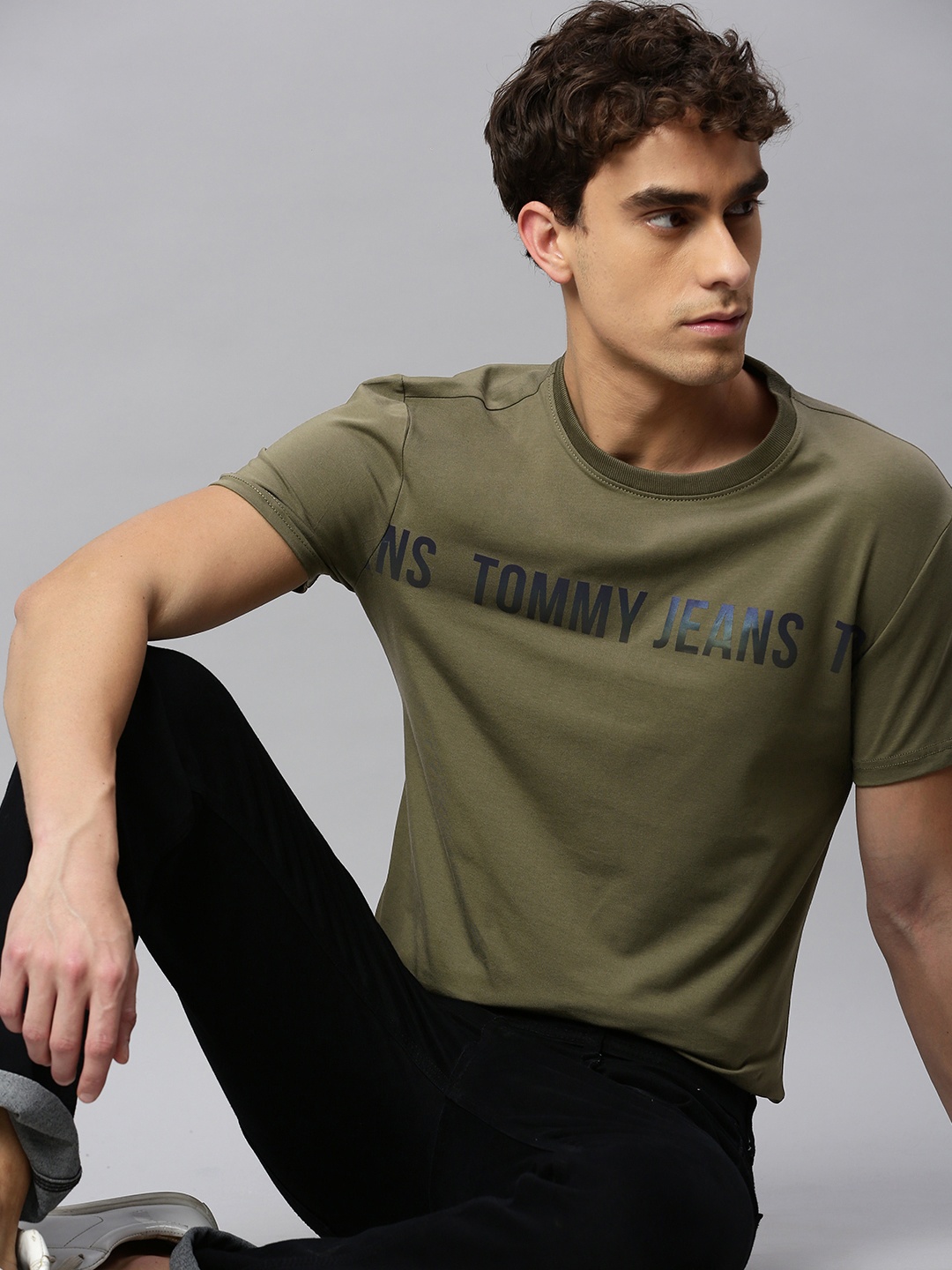 

Tommy Hilfiger Men Olive Green Printed Slim Fit Round Neck T-shirt