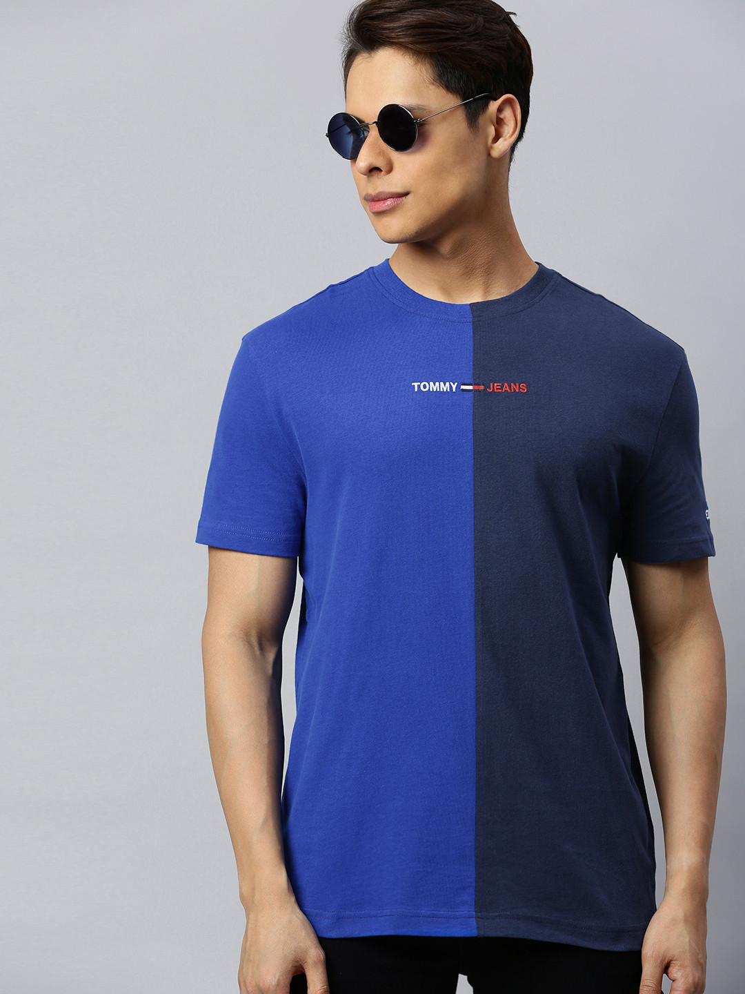 

Tommy Hilfiger Men Blue Colourblocked Round Neck Pure Cotton T-shirt
