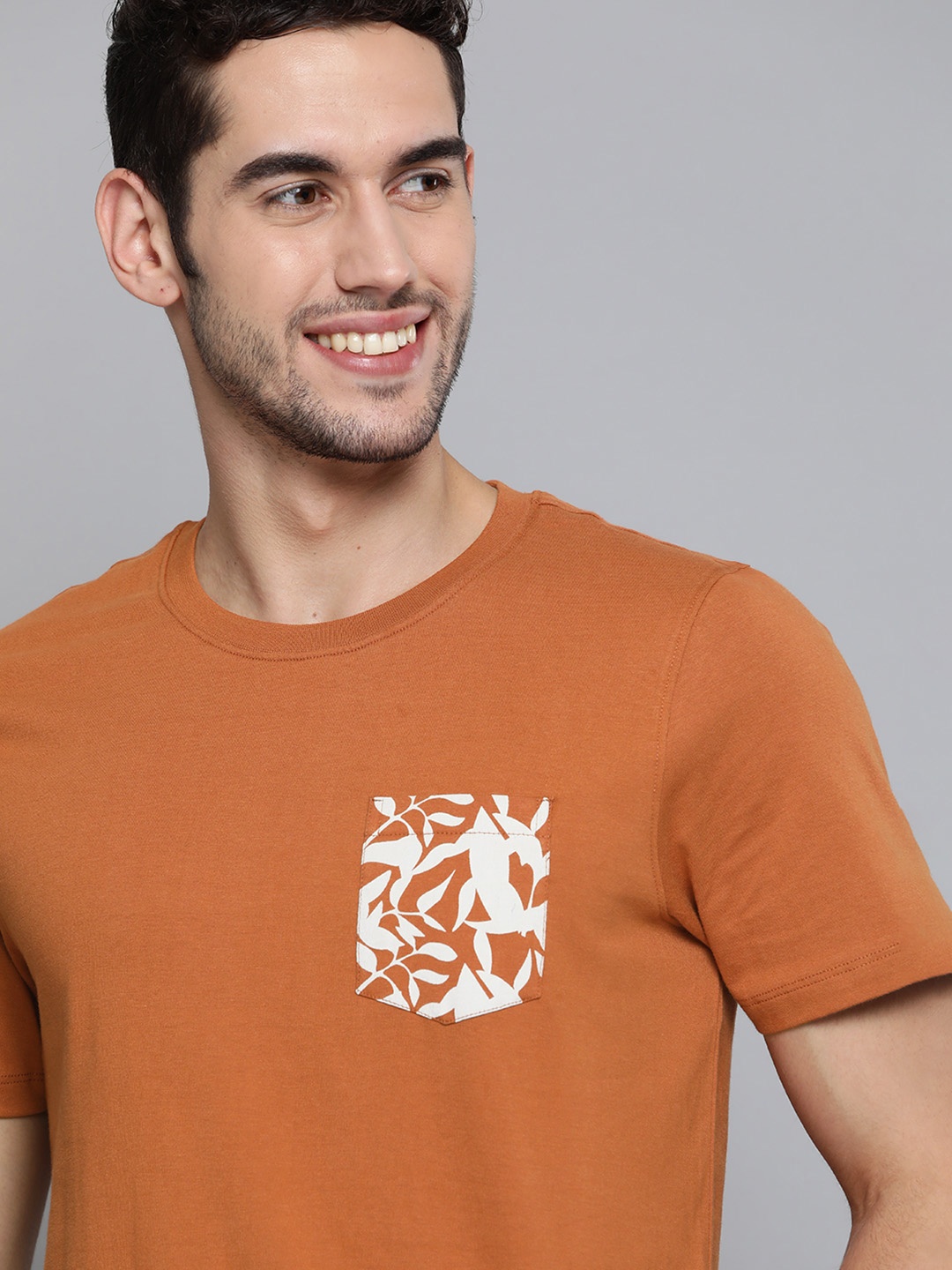 

Mast & Harbour Men Mustard Yellow Pure Cotton Solid Round Neck T-shirt