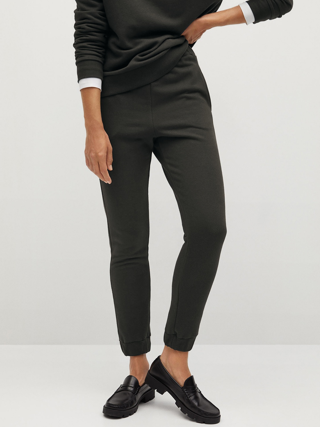 

MANGO Women Black Solid Cropped Joggers