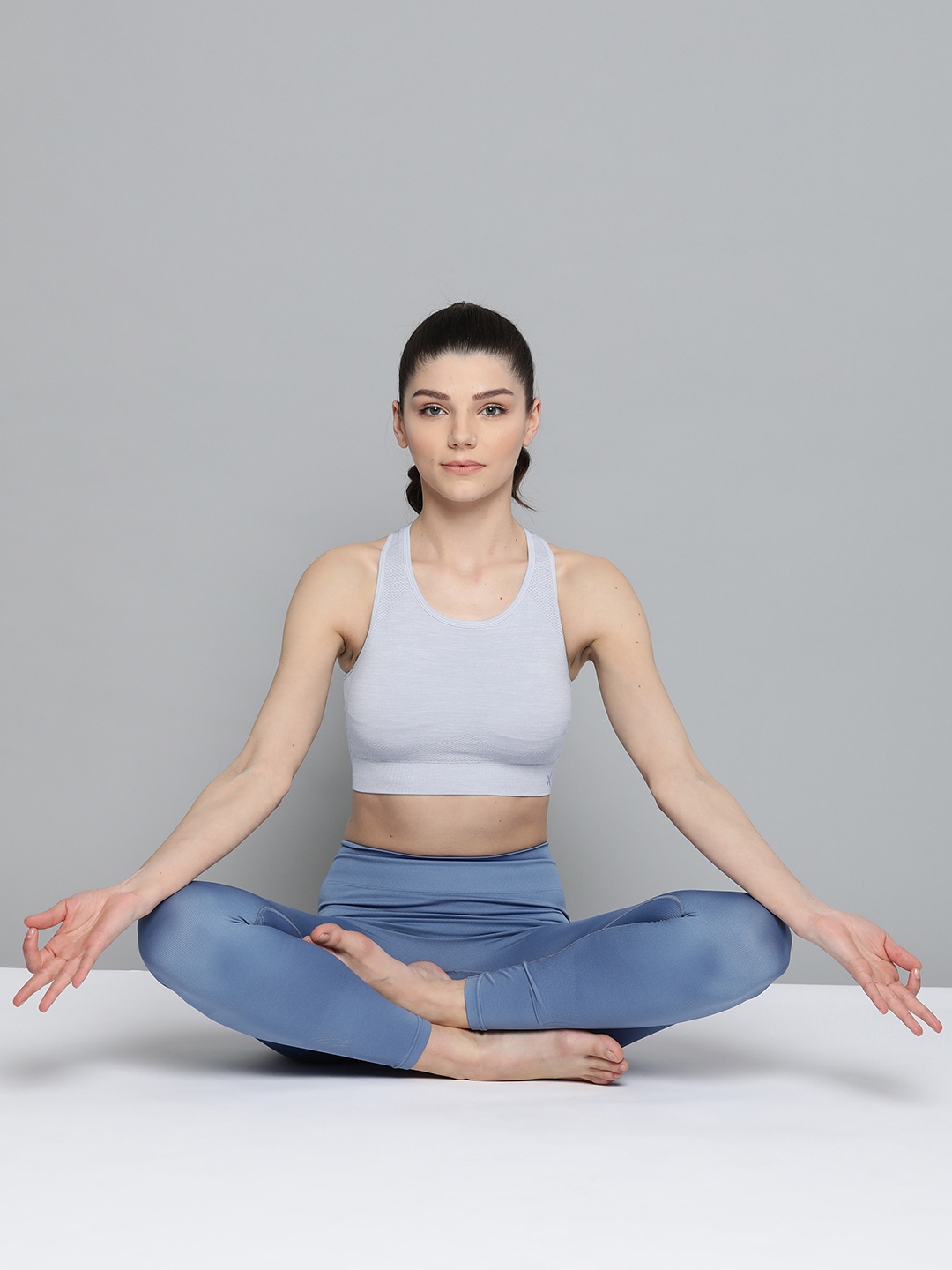 

HRX By Hrithik Roshan Women Grey Solid Seamless Rapid-Dry Antimicrobial Yoga Sports Bra