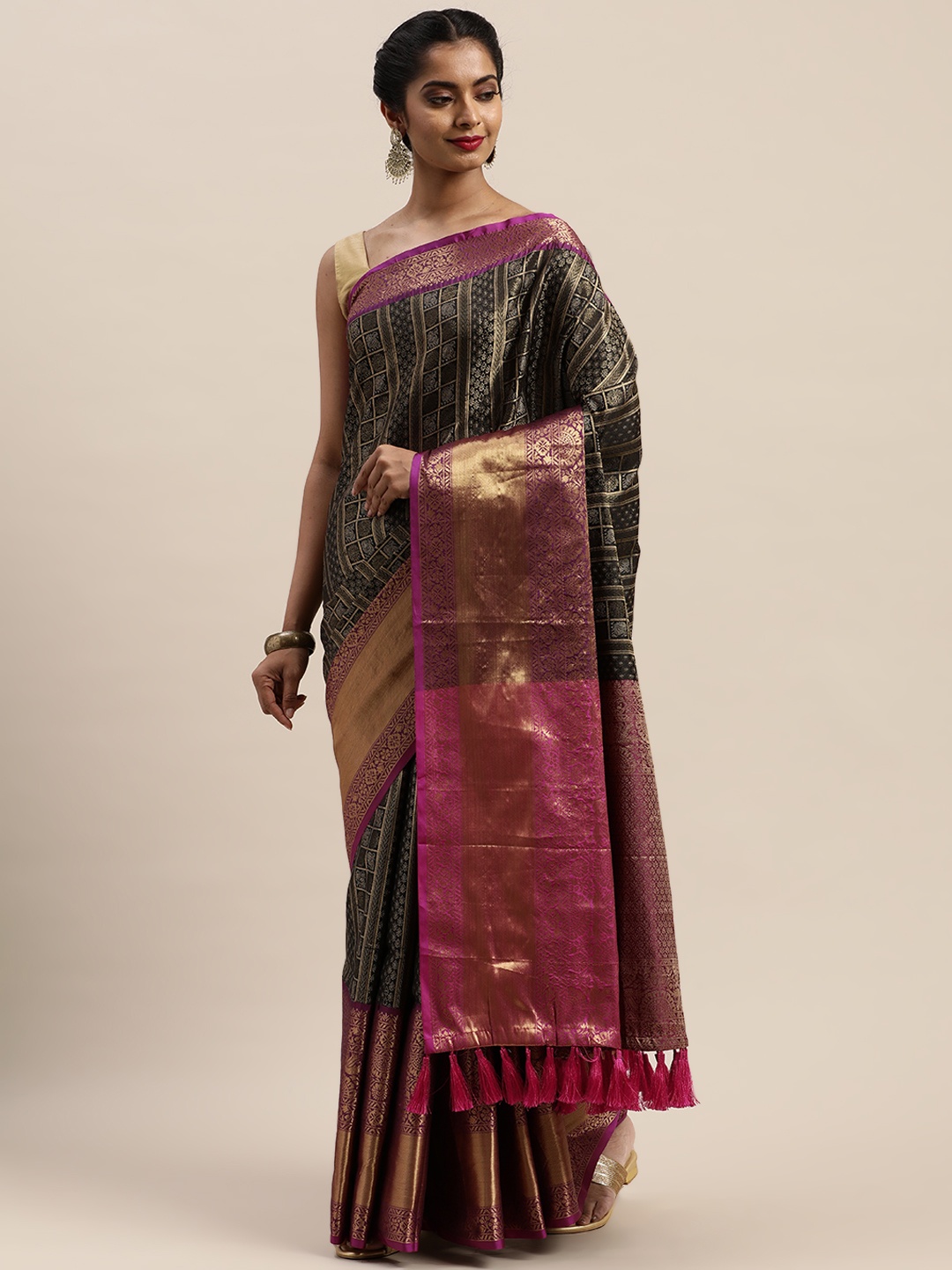 

VASTRANAND Black & Magenta Silk Cotton Woven Design Kanjeevaram Saree