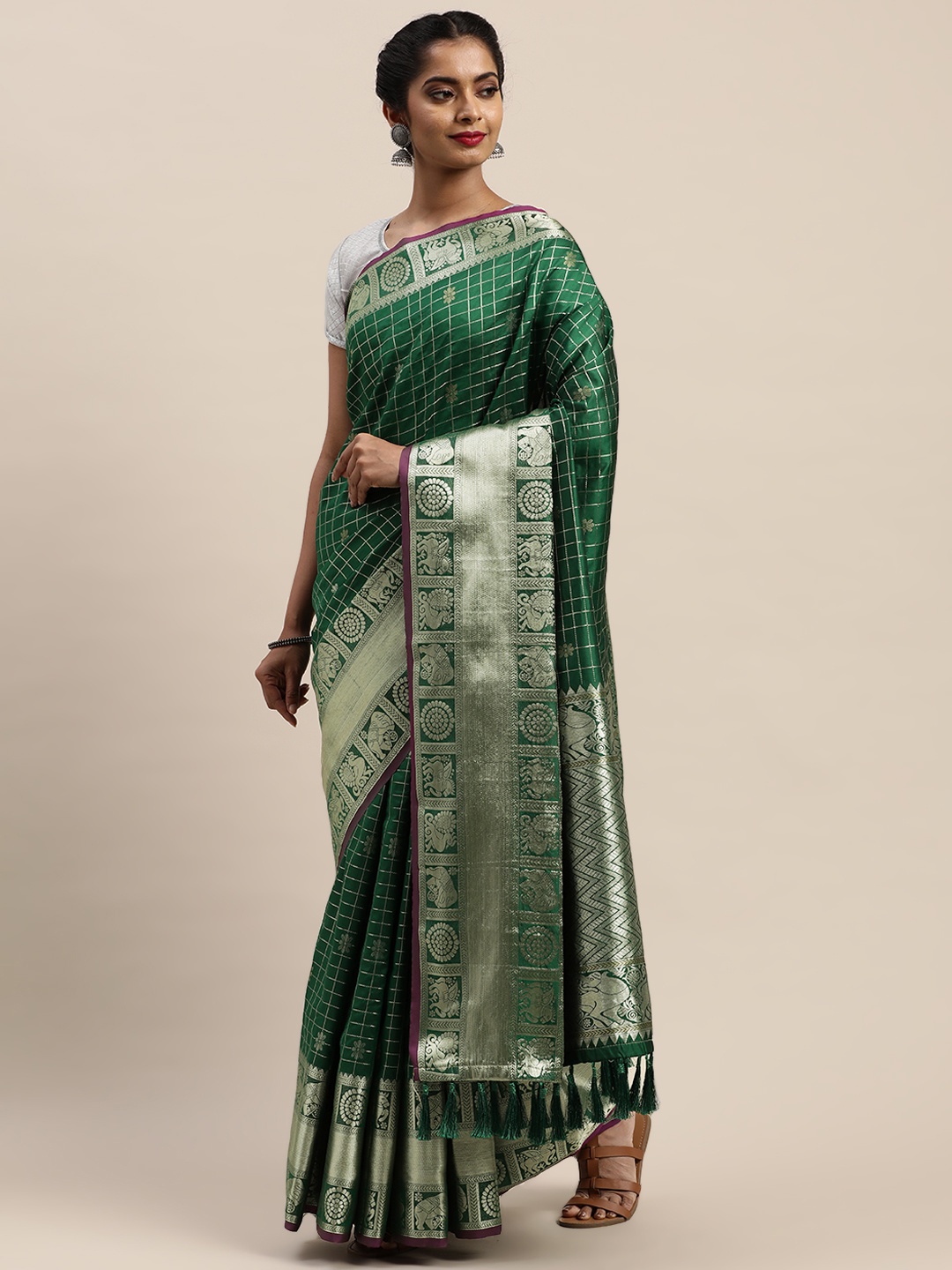 

VASTRANAND Green & Silver-Toned Checked Banarasi Saree