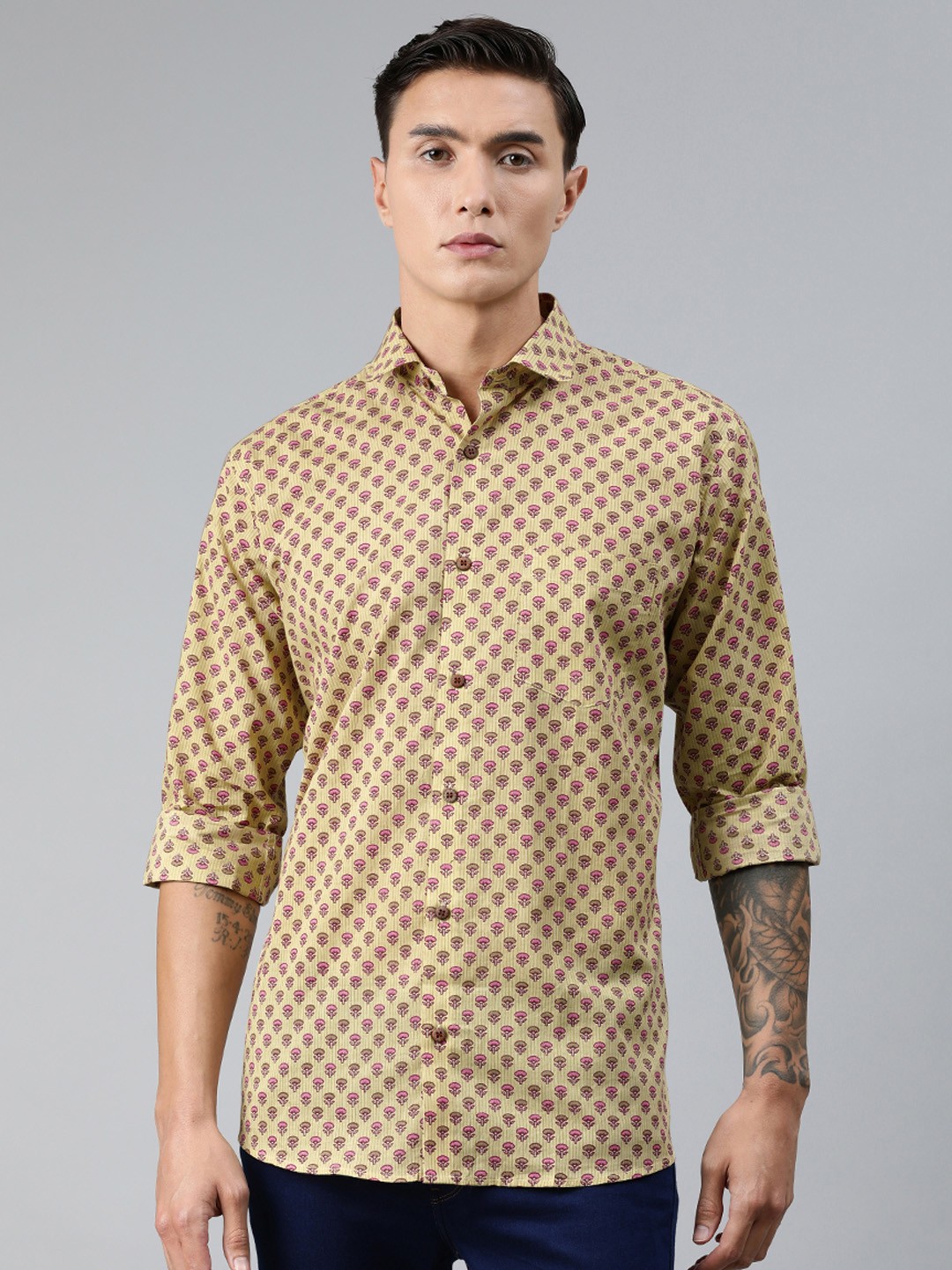

MILLENNIAL MEN Men Green & Pink Regular Fit Printed Casual Shirt