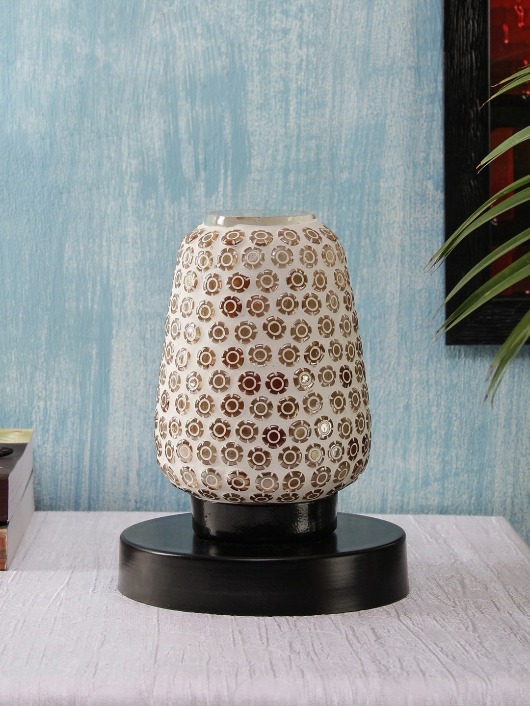 

Devansh Unisex White & Beige Textured Mosaic Glass Table Lamp, Black