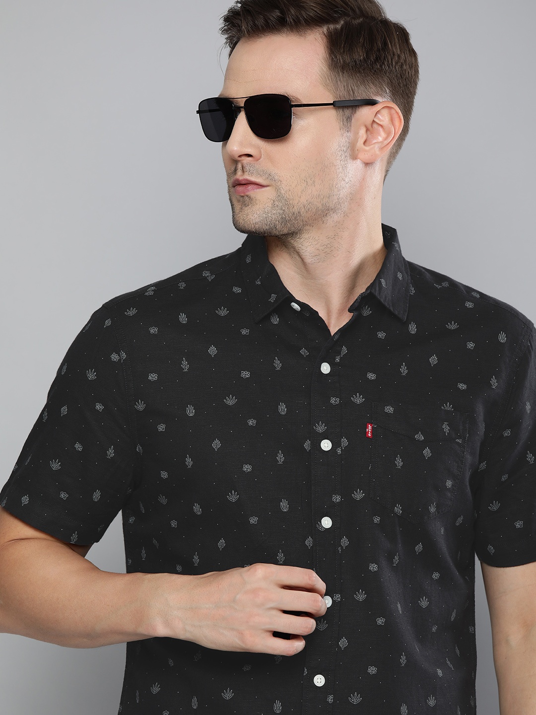 

Levis Men Black & White Slim Fit Printed Casual Shirt