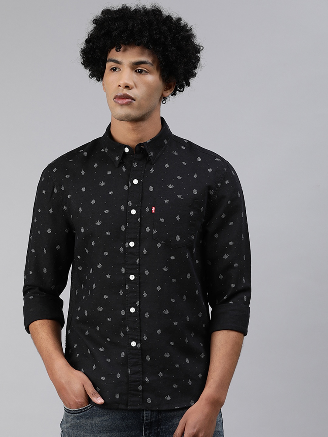 

Levis Men Black & White Slim Fit Printed Casual Linen-Cotton Shirt