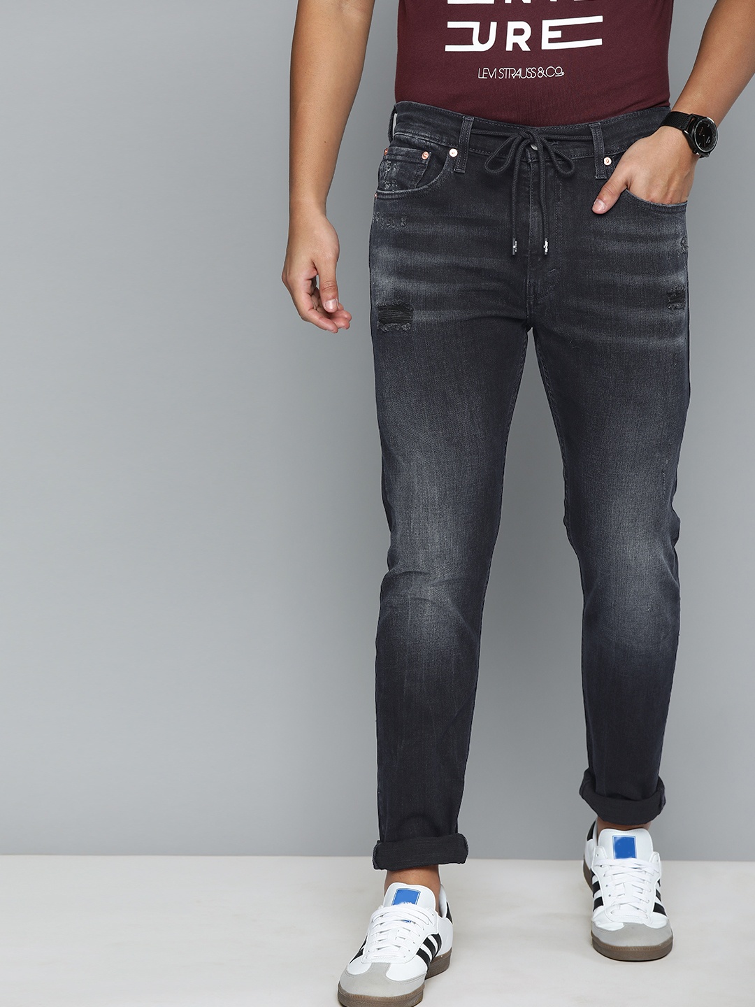 

Levis Men Blue Tapered Fit Mid-Rise Mildly Distressed Jeans
