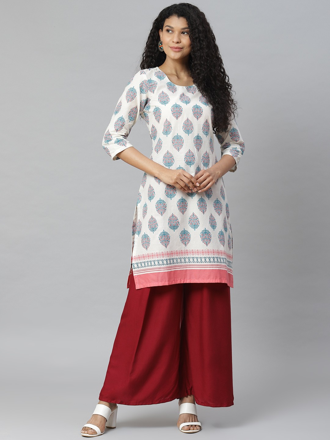 

Rangriti Women Off-White & Blue Printed Straight Kurta
