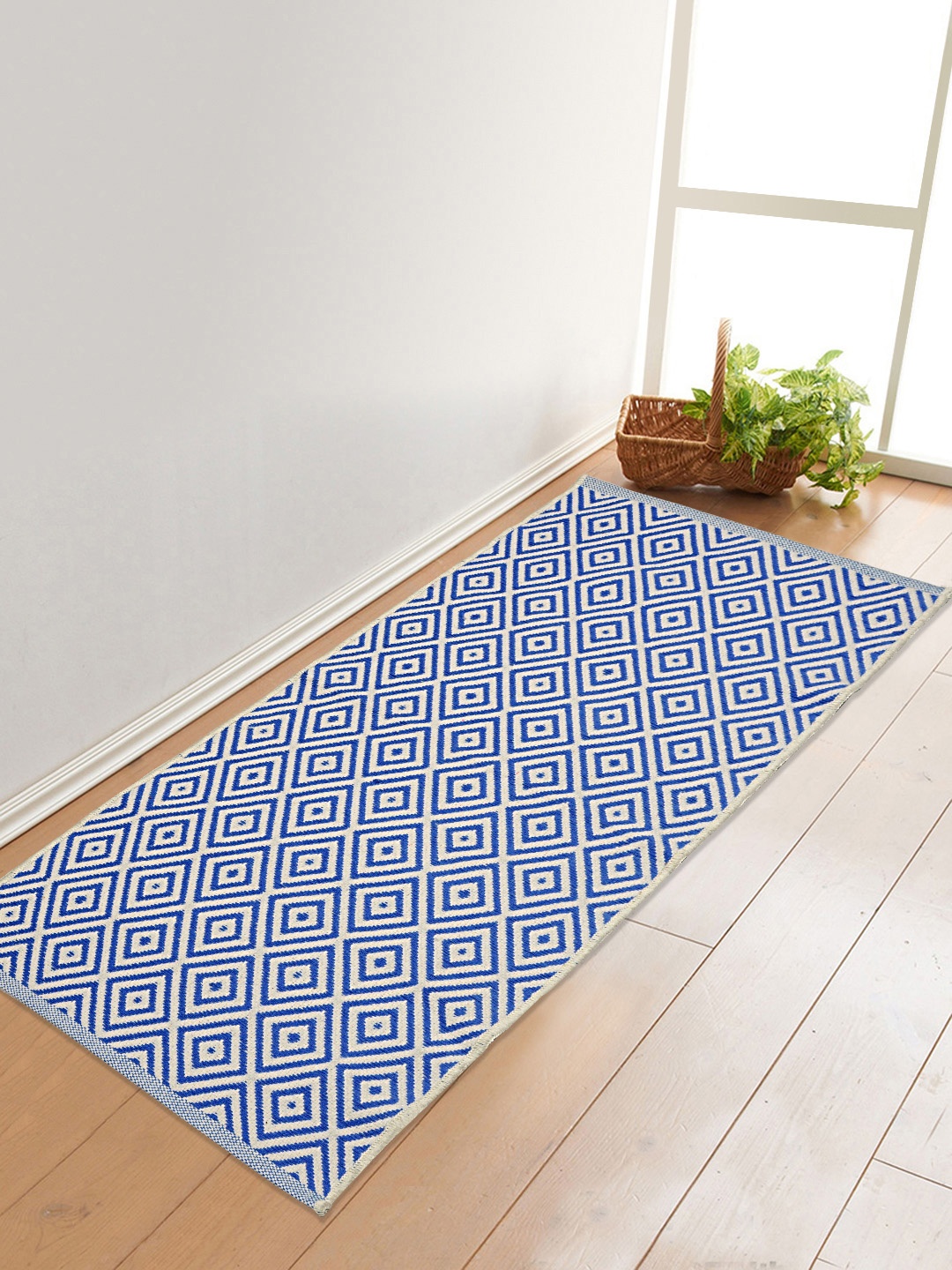 

Saral Home Blue & White Geometric Floor Mat