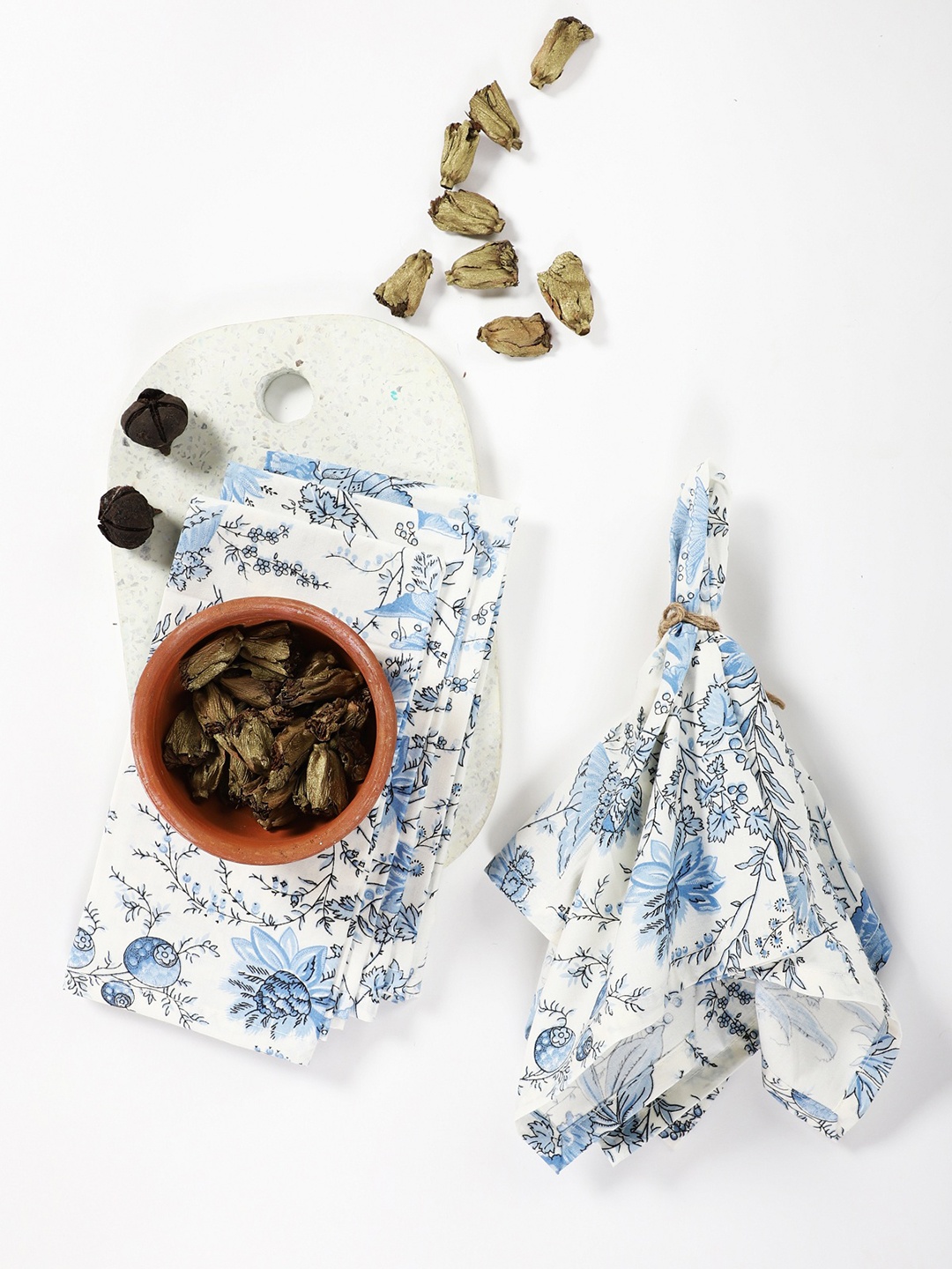 

Contrast Living Unisex Blue & White 4 Pcs Floral Printed Table Napkins