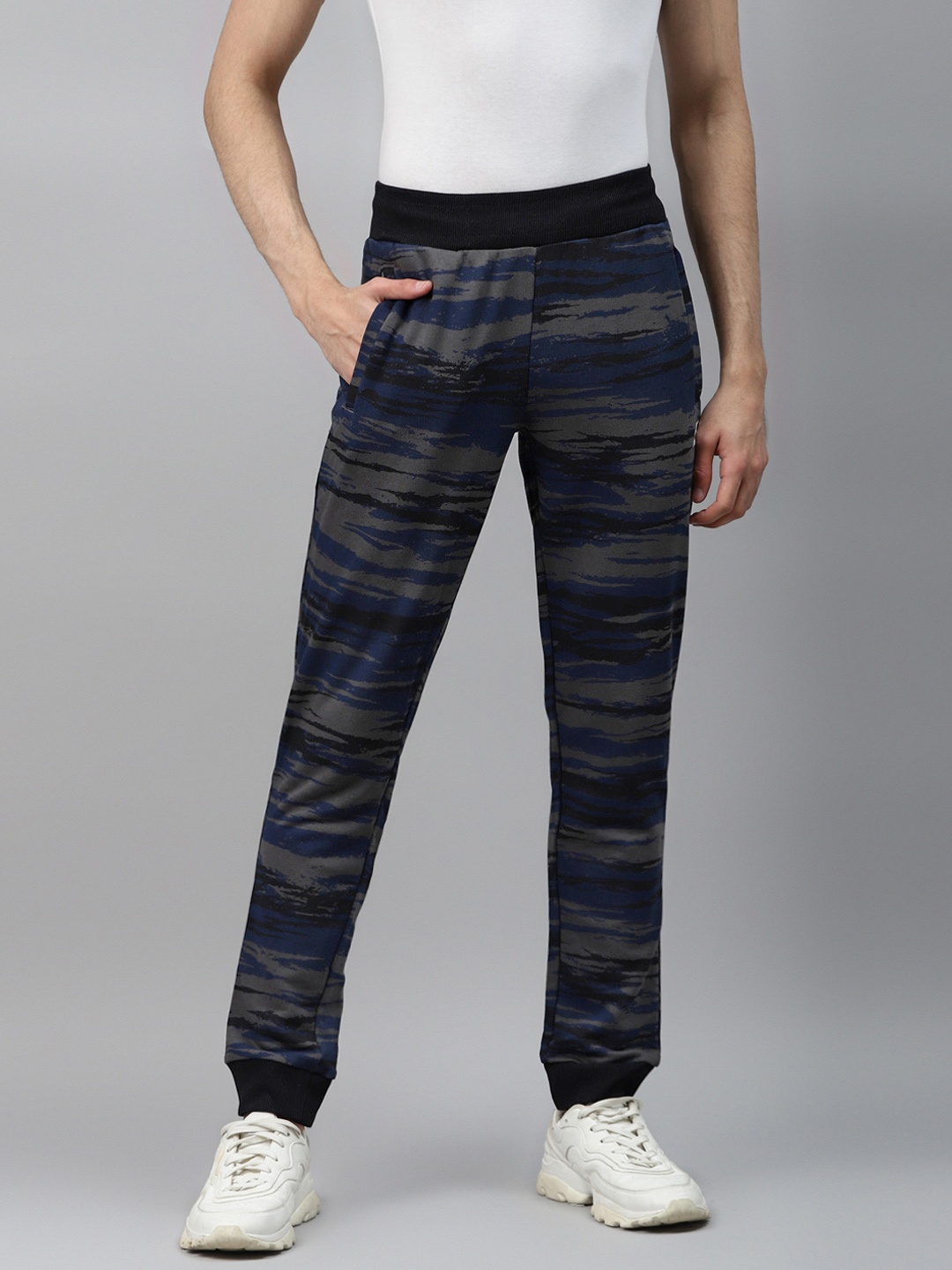

Alcis Men Black & Charcoal Grey Abstract Print Joggers