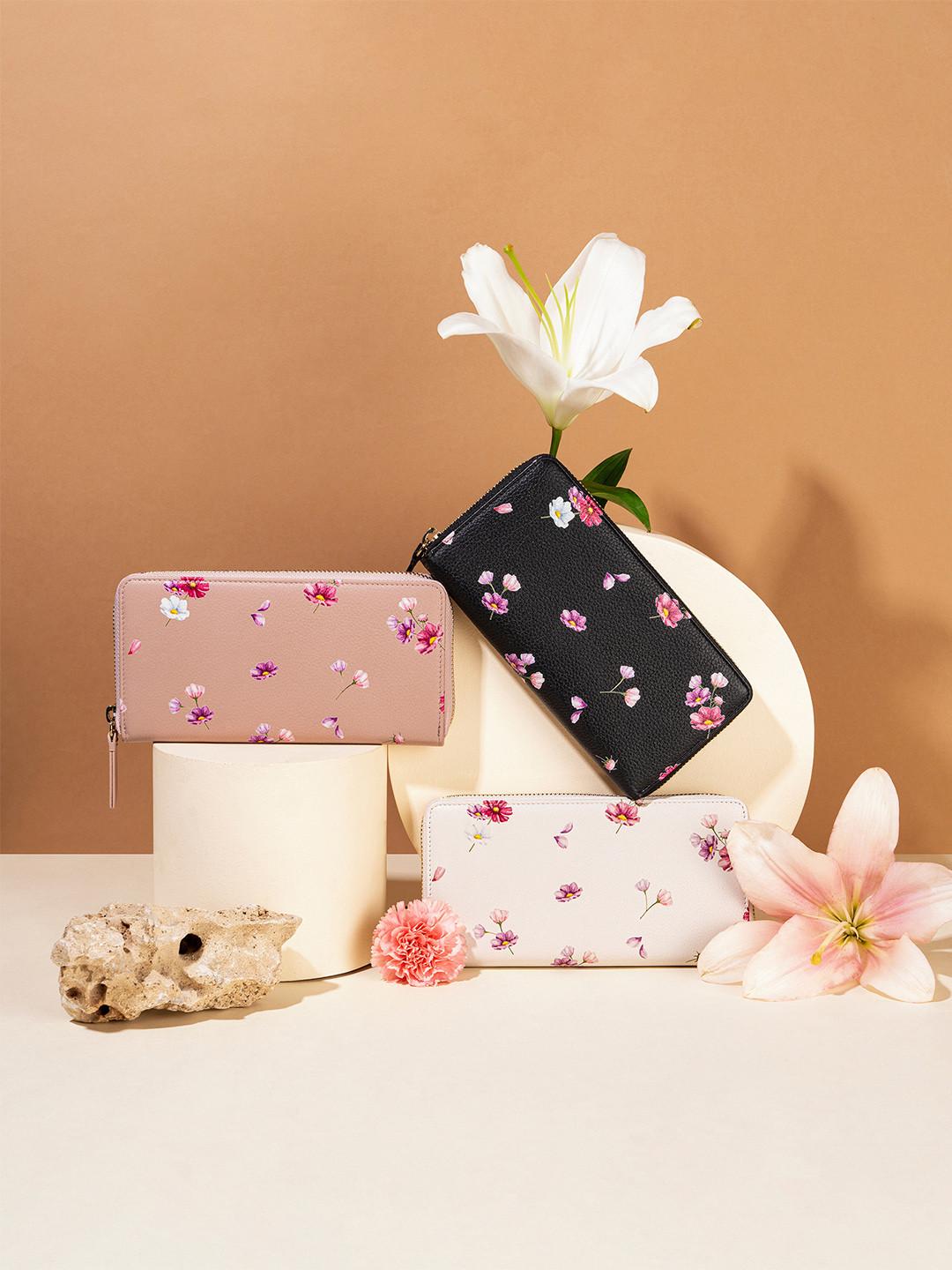 

MAI SOLI Women Beige & Red Floral Printed Leather Envelope Wallet