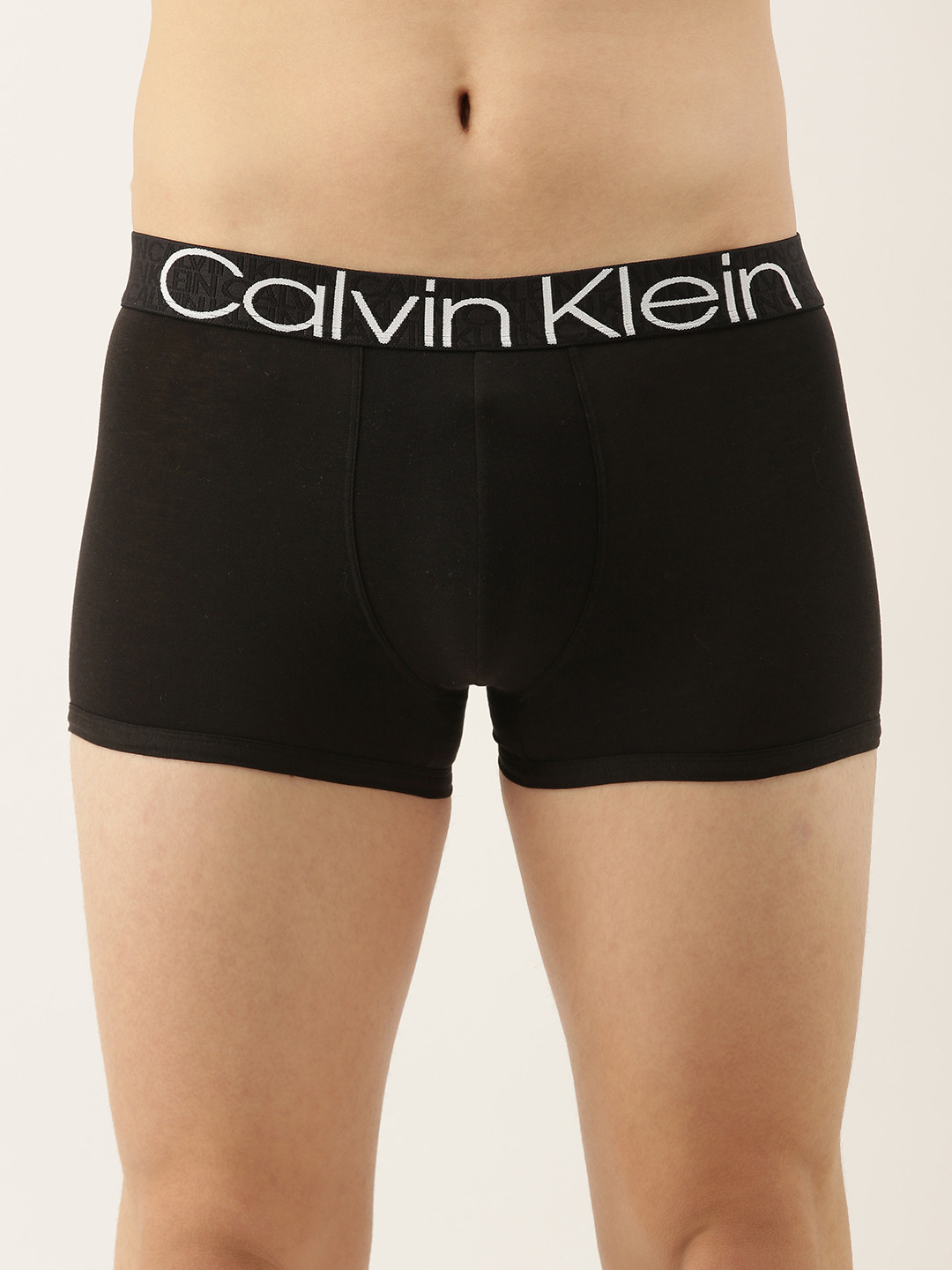 

Calvin Klein Underwear Men Black Solid Trunks NB2682UB1