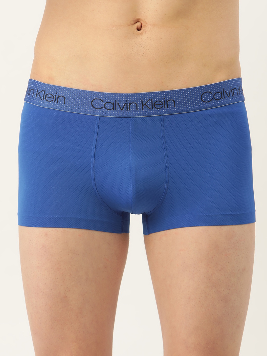 

Calvin Klein Underwear Men Blue AIR FX Tech Micro Low Rise Solid Trunks NB2753C6X