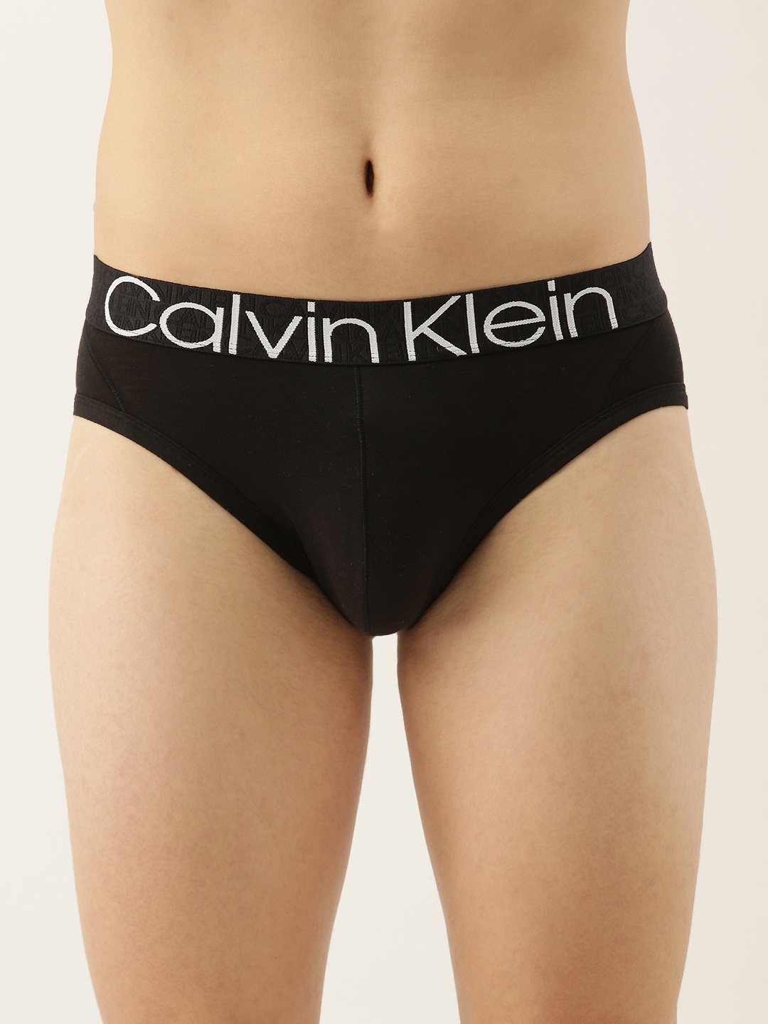 

Calvin Klein Underwear Men Black Solid Briefs NB2681UB1