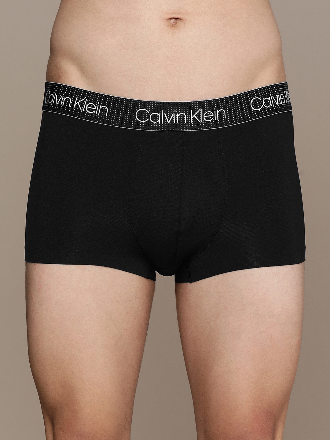 

Calvin Klein Underwear Men Black Solid Trunks NB2753UB1