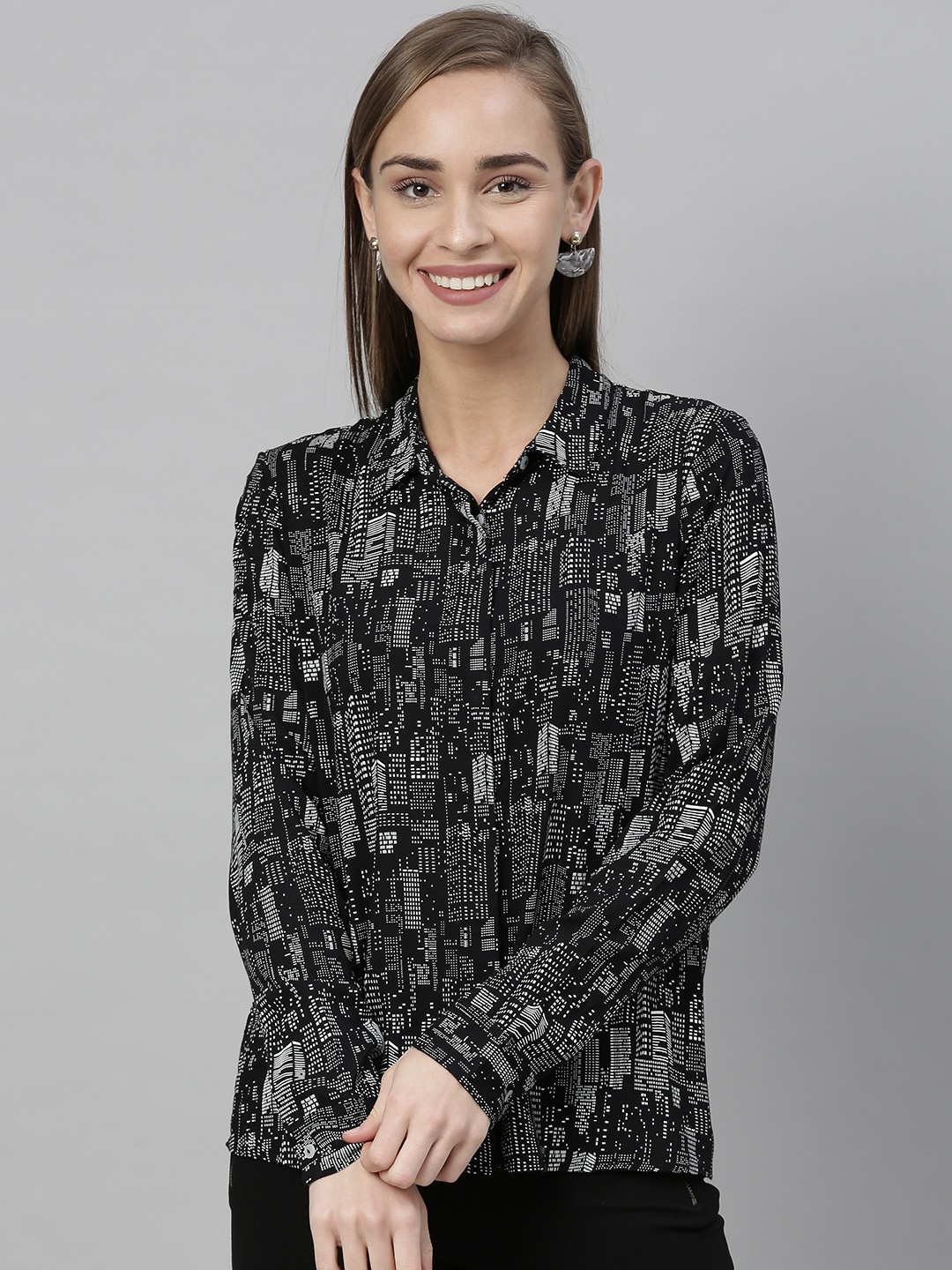 

Vero Moda Women Black & White Regular Fit Printed Casual Shirt