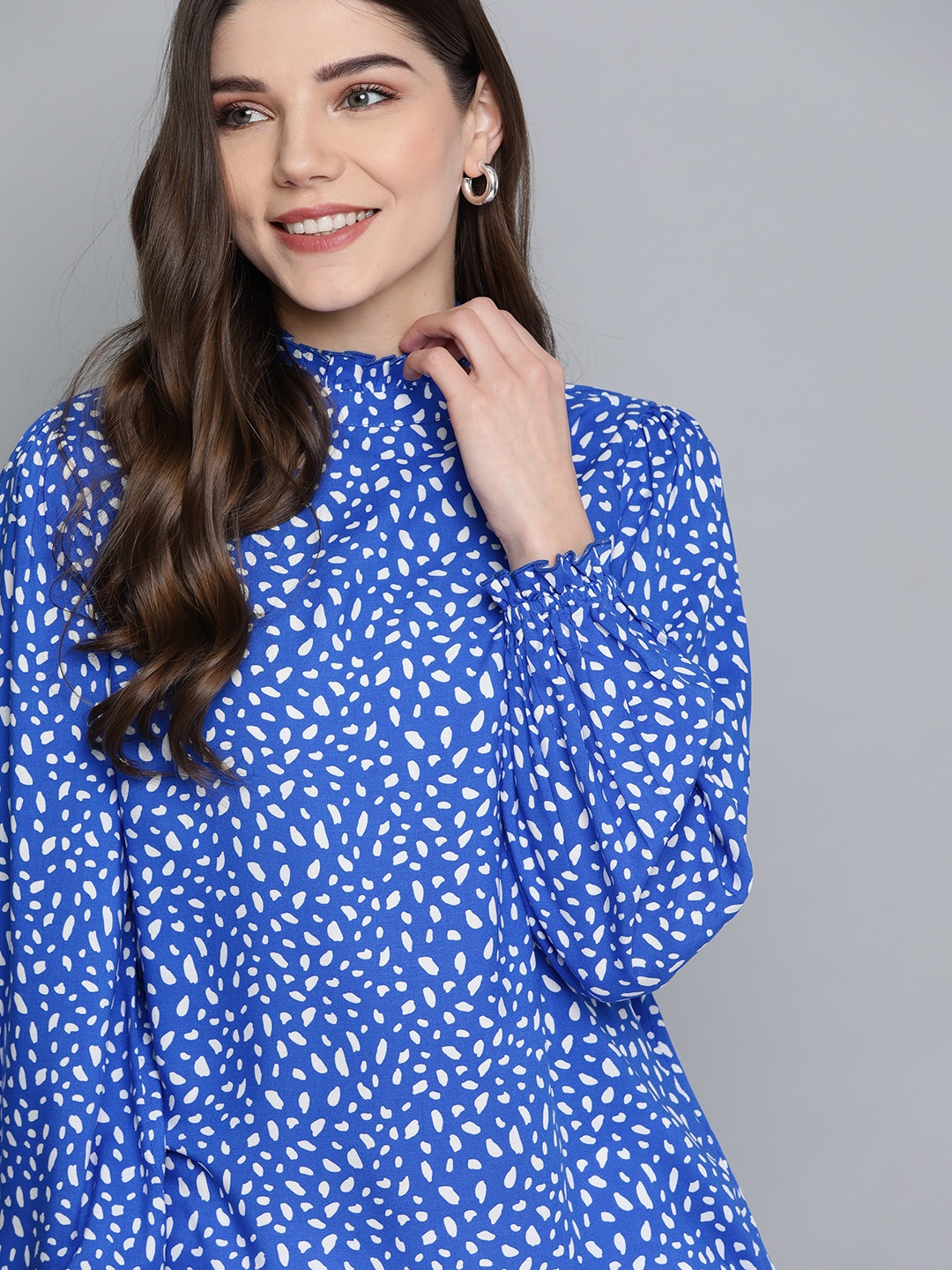 

Mast & Harbour Blue & White Geometric Printed Ecovero Puff Sleeves Regular Top