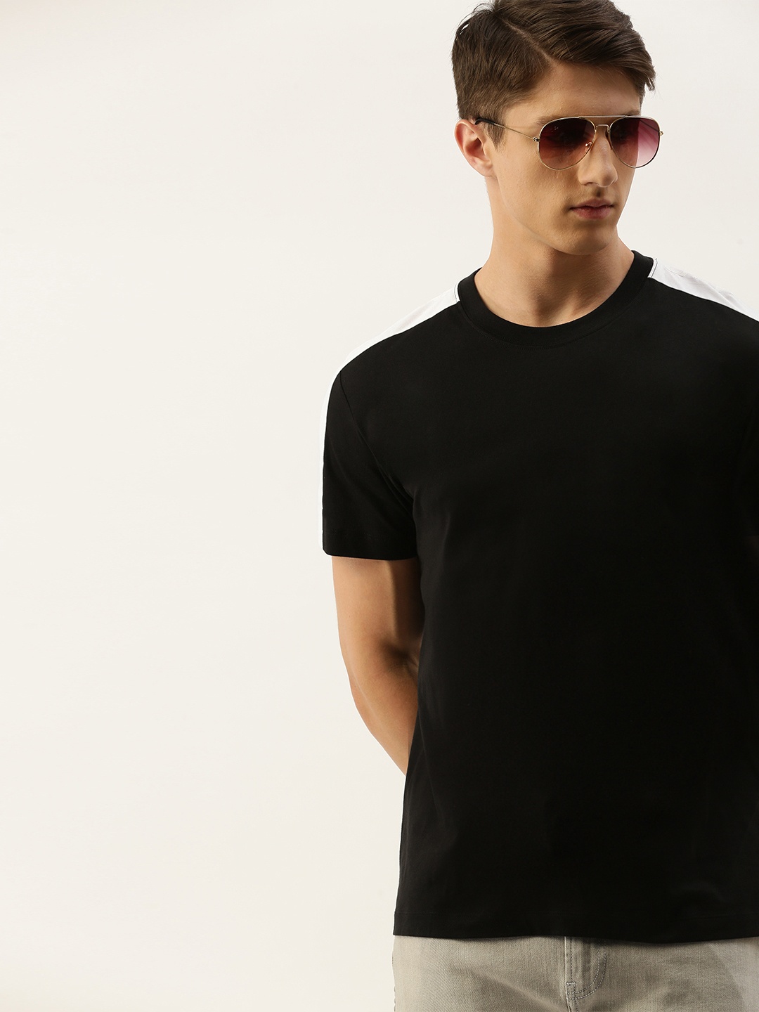 

Calvin Klein Jeans Men Black Solid Round Neck Pure Cotton T-shirt