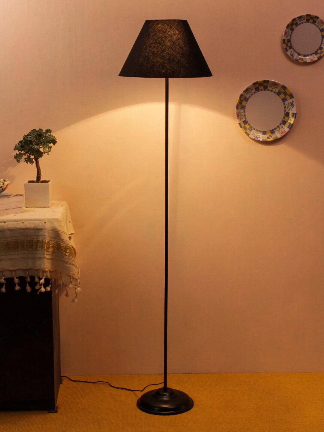 

Devansh Black Solid Traditional Club Lamp
