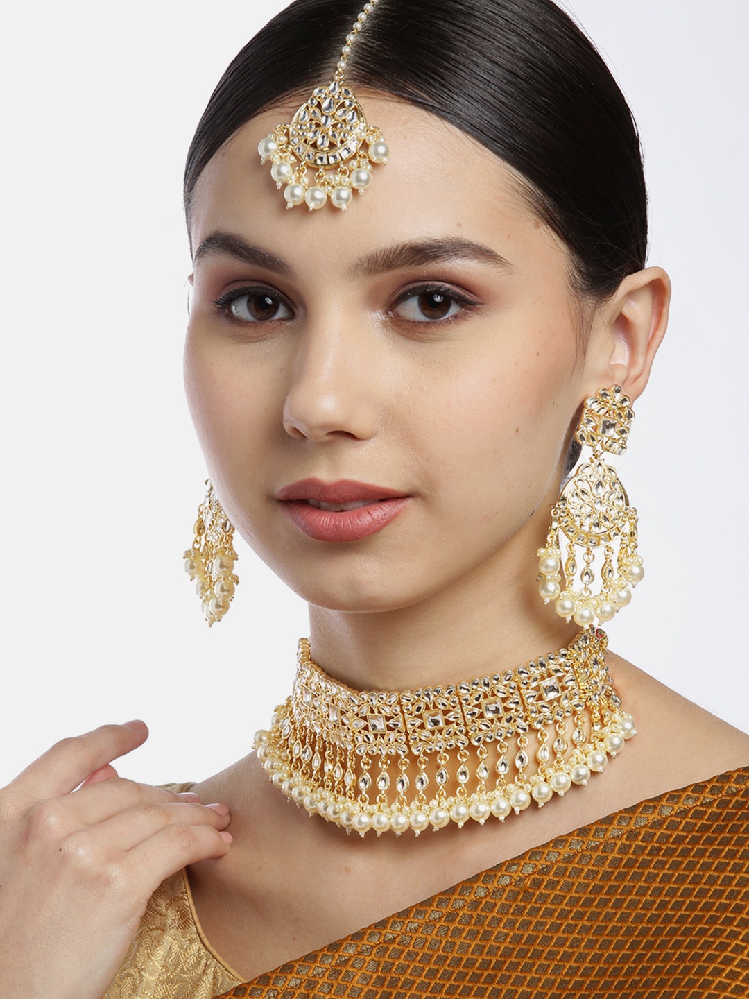 

Melani Borsa Off-White Gold-Plated Kundan Studded & Beaded Jewellery Set