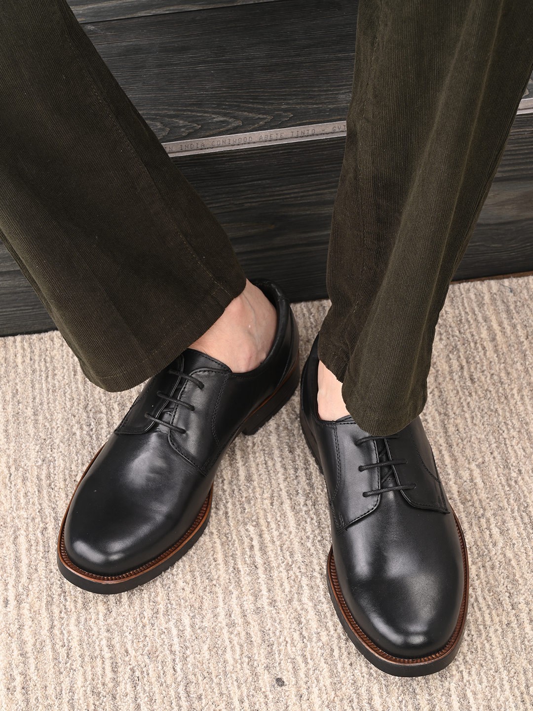 

CARLO ROMANO Men Black Solid Burnish Leather Formal Shoes