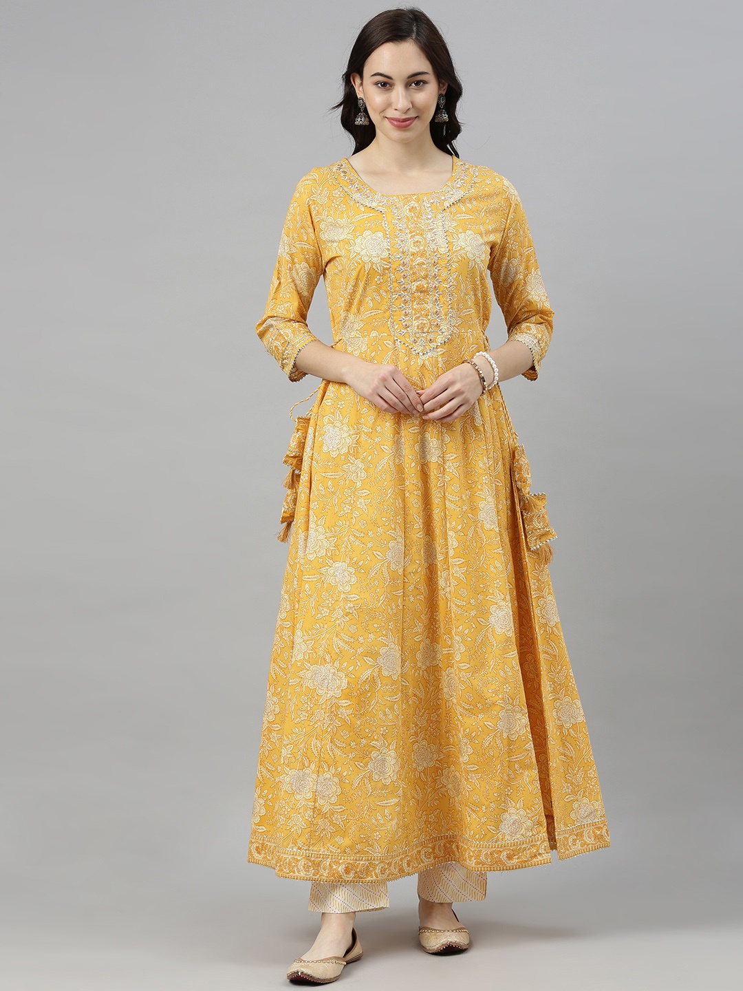 

AHIKA Women Mustard Yellow & Beige Floral Printed Kurta