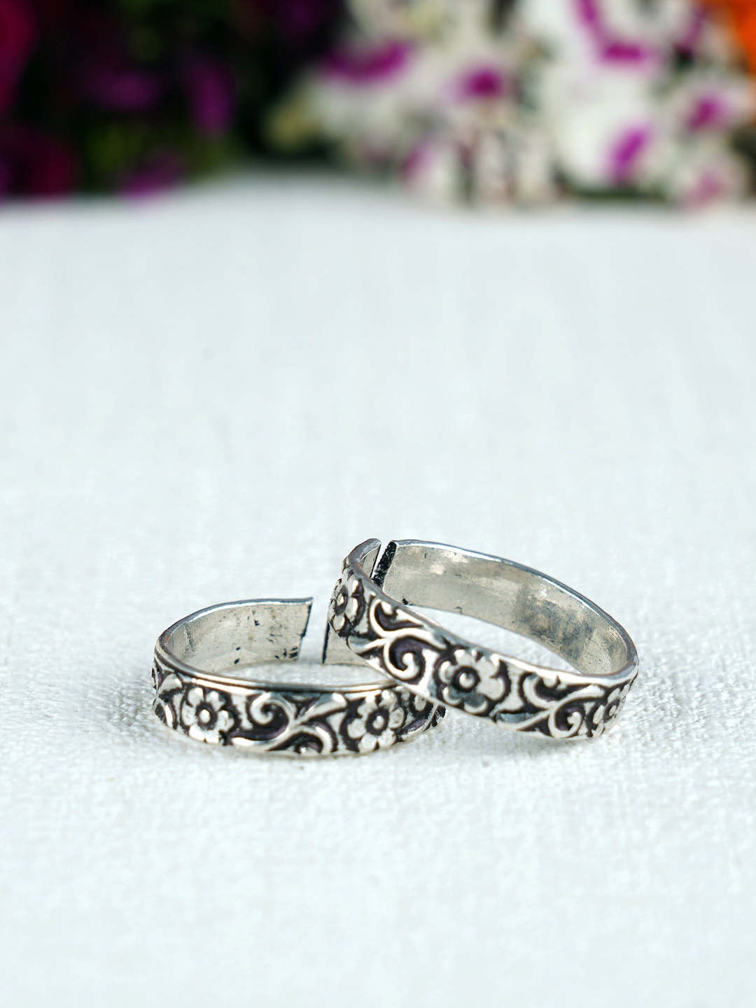 

FIROZA Women Set of 2 Oxidised Silver-Toned Floral Textured Adjustable Toe Rings