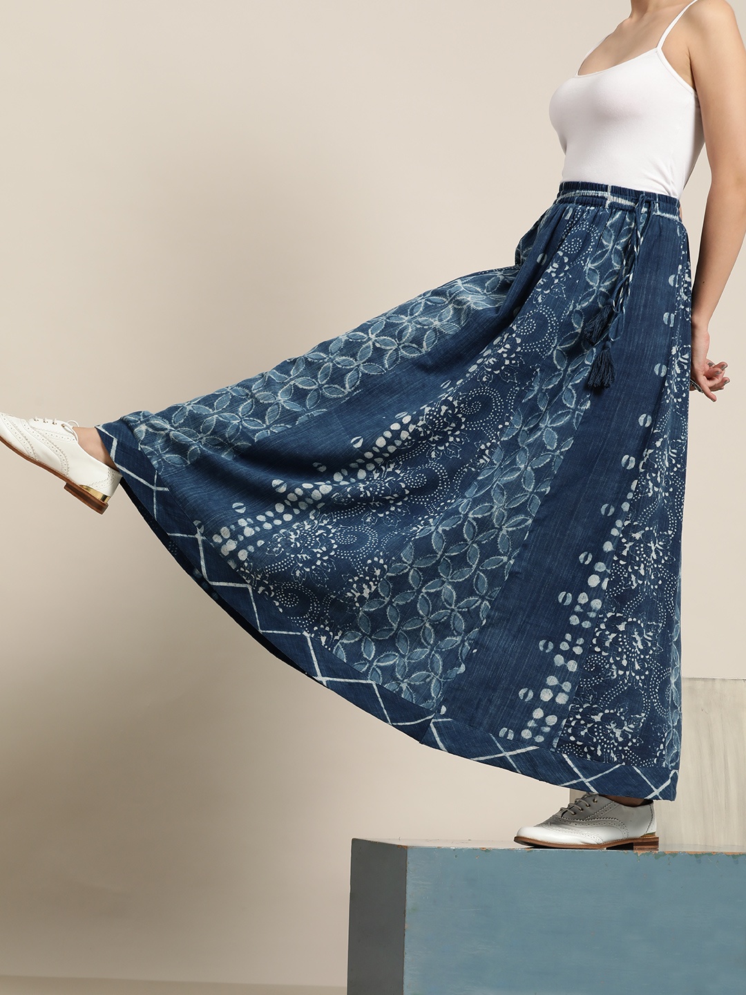 

Taavi Navy Blue & Off-White Indigo Dyed Sustainable Pure Cotton Maxi Flared Skirt