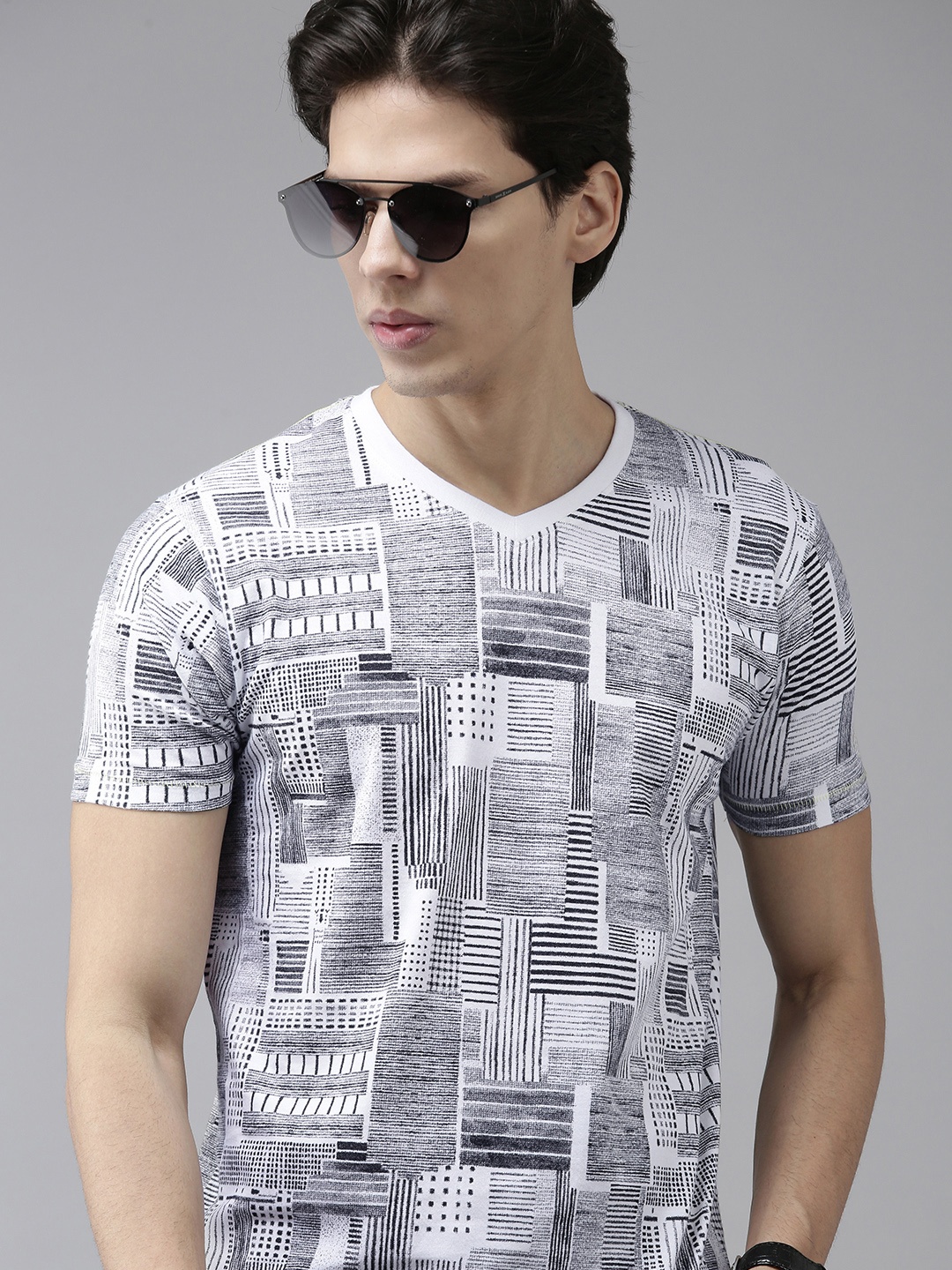 

BEAT LONDON by PEPE JEANS Men White & Black Pure Cotton Striped V-Neck Slim Fit T-shirt