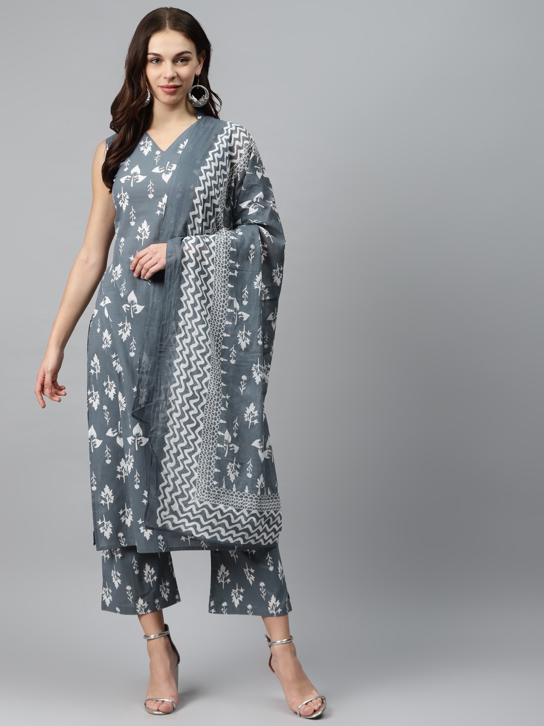 

mokshi Women Grey & White Printed Kurta with Palazzos & Dupatta