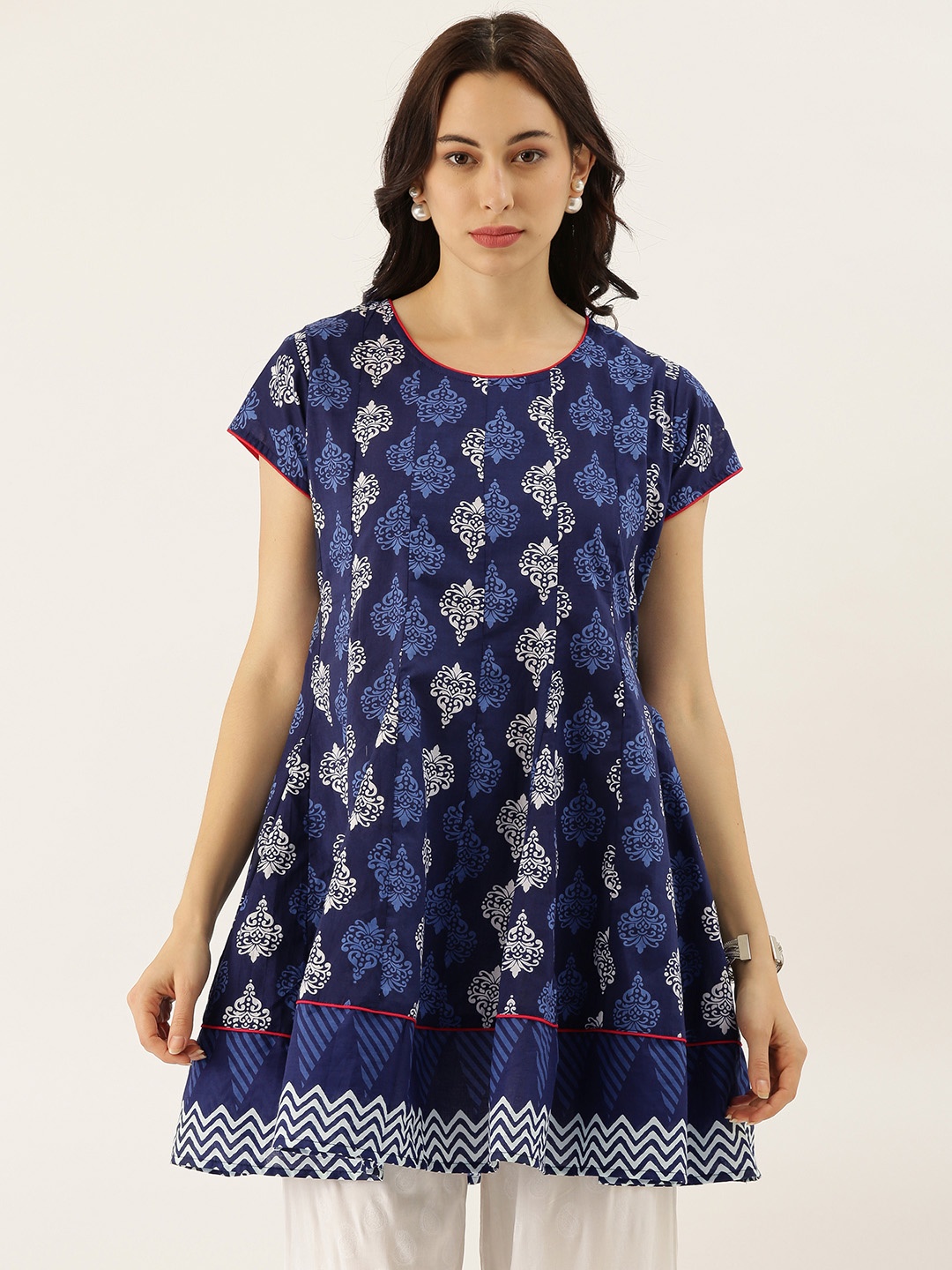 

Divena Women Navy Blue & White Ethnic Motifs Printed Roll-Up Sleeves Kurta