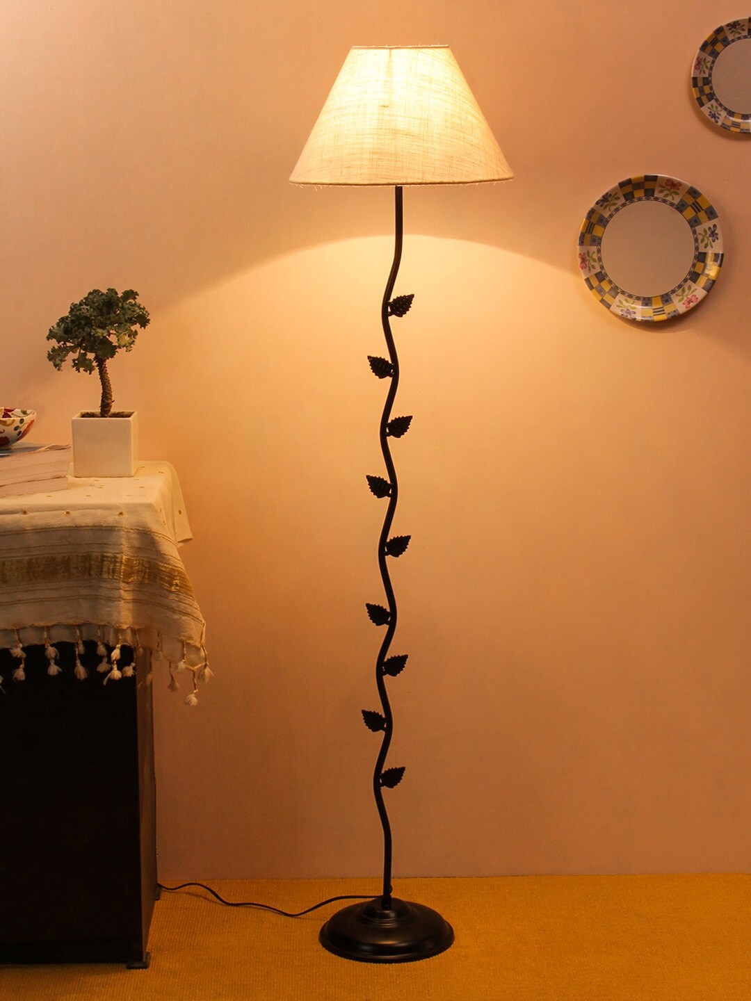

Devansh White Solid Leaf Shaped Novelty Lamp