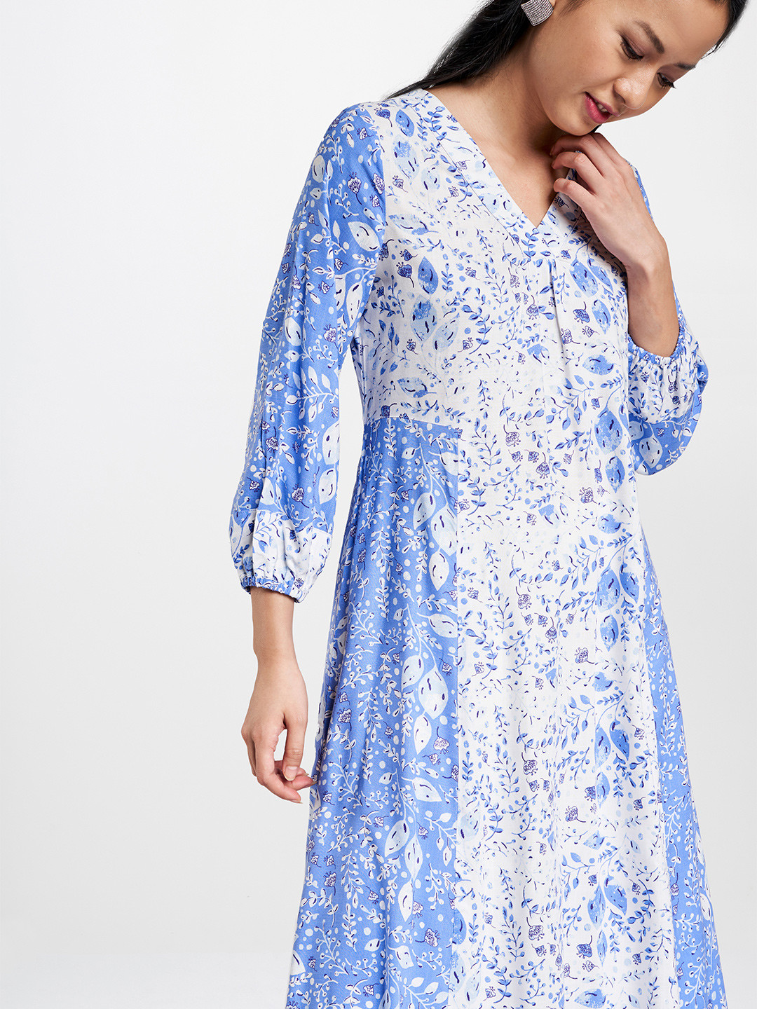 

Global Desi Women Blue & White Ecovero Floral Printed A-Line Kurta