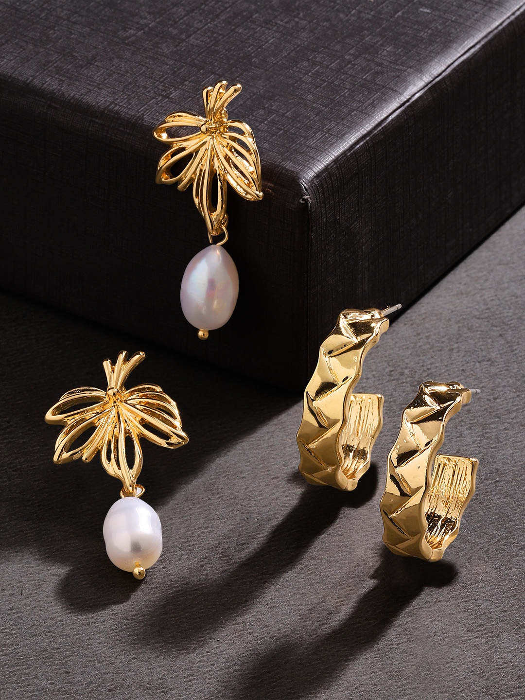 

TOKYO TALKIES X rubans FASHION ACCESSORIES Gold & White Set of 2 Floral Drop Earrings