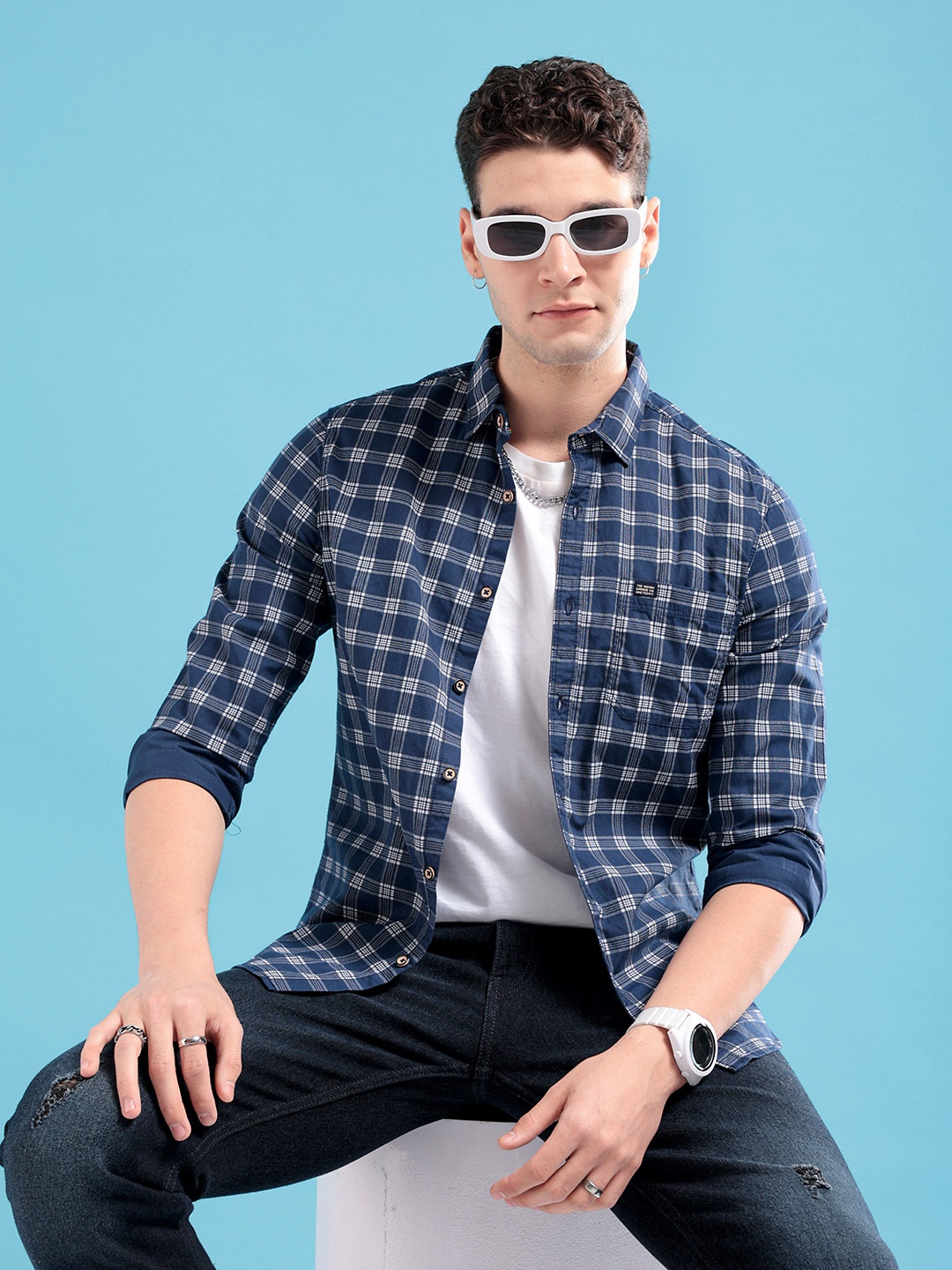 

The Indian Garage Co Men Navy Blue & White Slim Fit Checked Casual Shirt