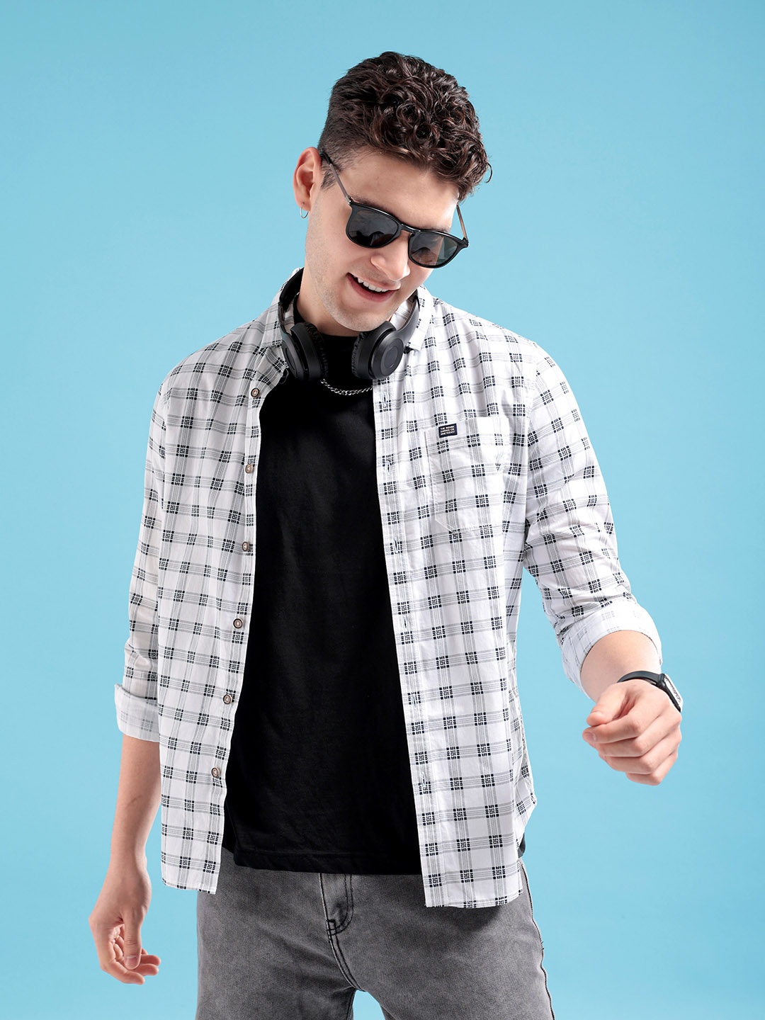 

The Indian Garage Co Men White & Black Slim Fit Checked Casual Shirt