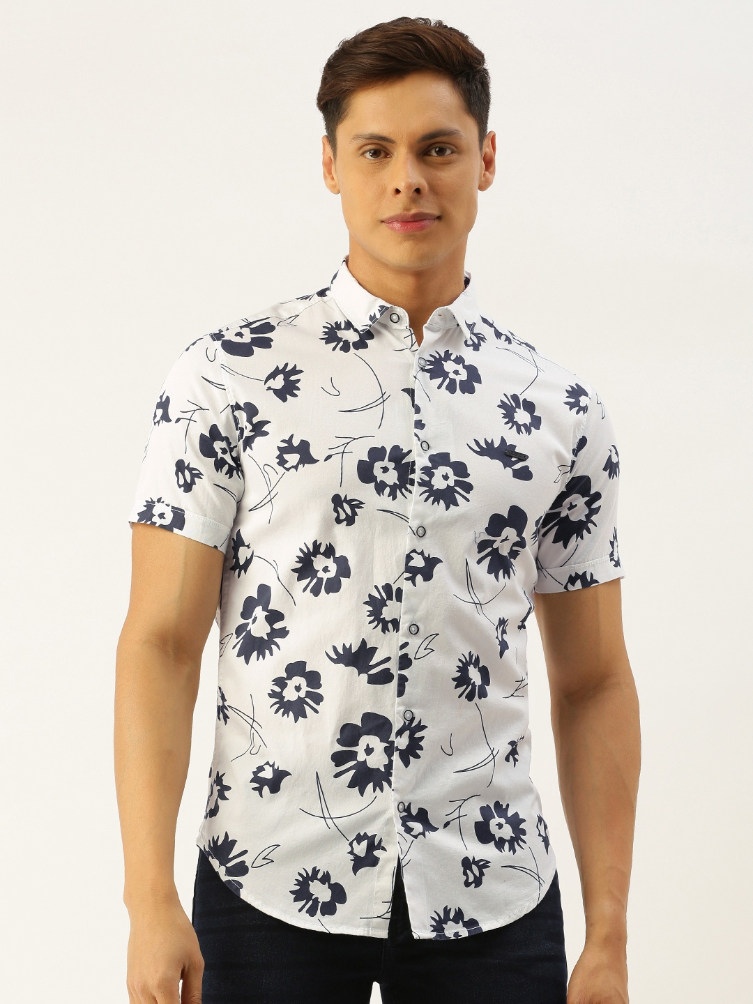 

The Indian Garage Co Men White & Navy Blue Slim Fit Floral Printed Casual Shirt