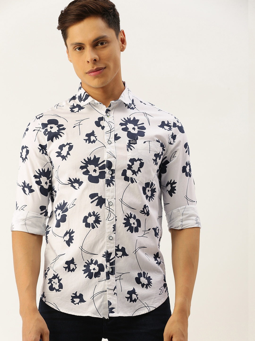 

The Indian Garage Co Men White & Navy Blue Slim Fit Floral Printed Casual Shirt