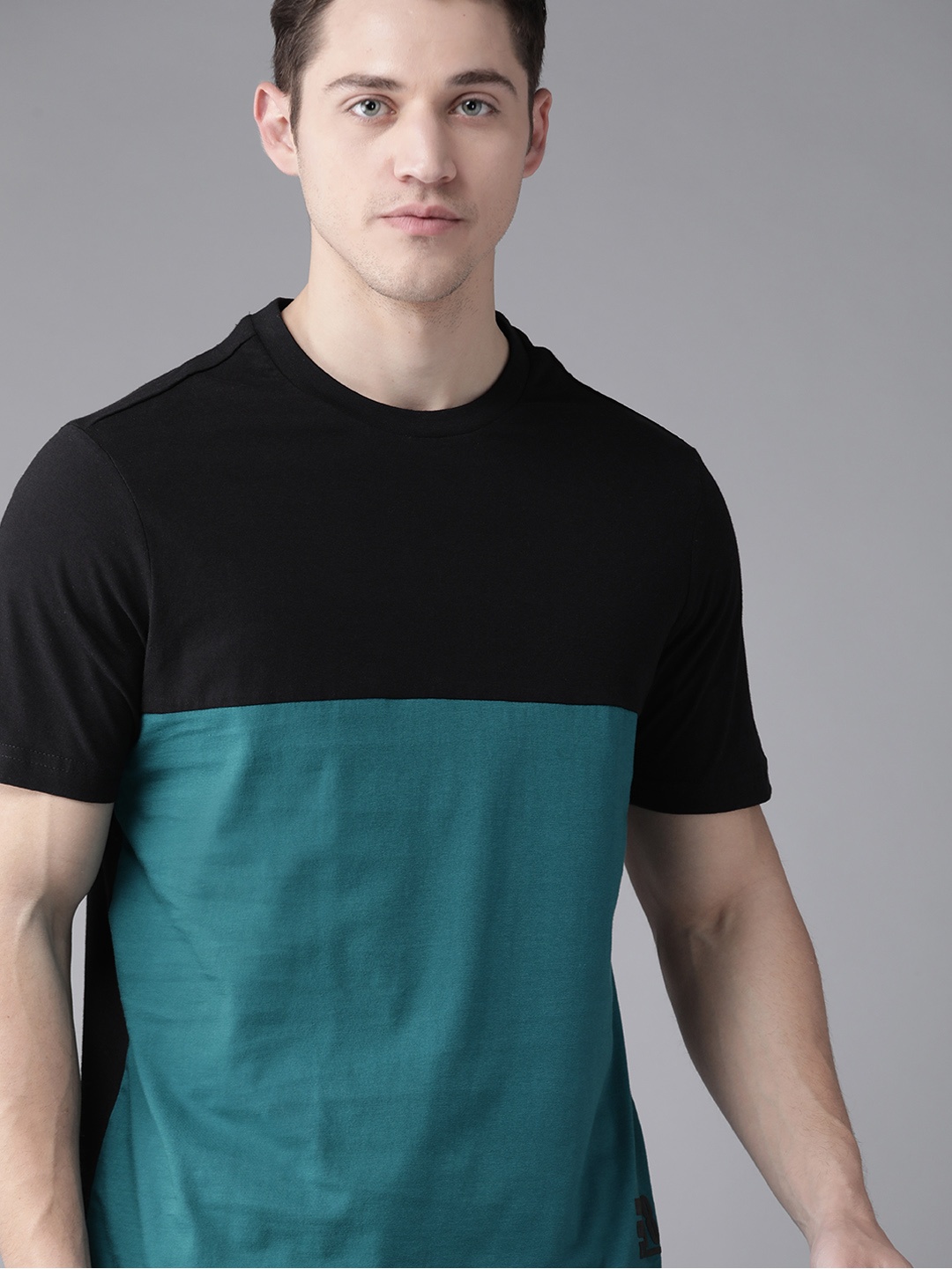 

The Roadster Lifestyle Co Men Blue & Black Colourblocked Pure Cotton Round Neck T-shirt